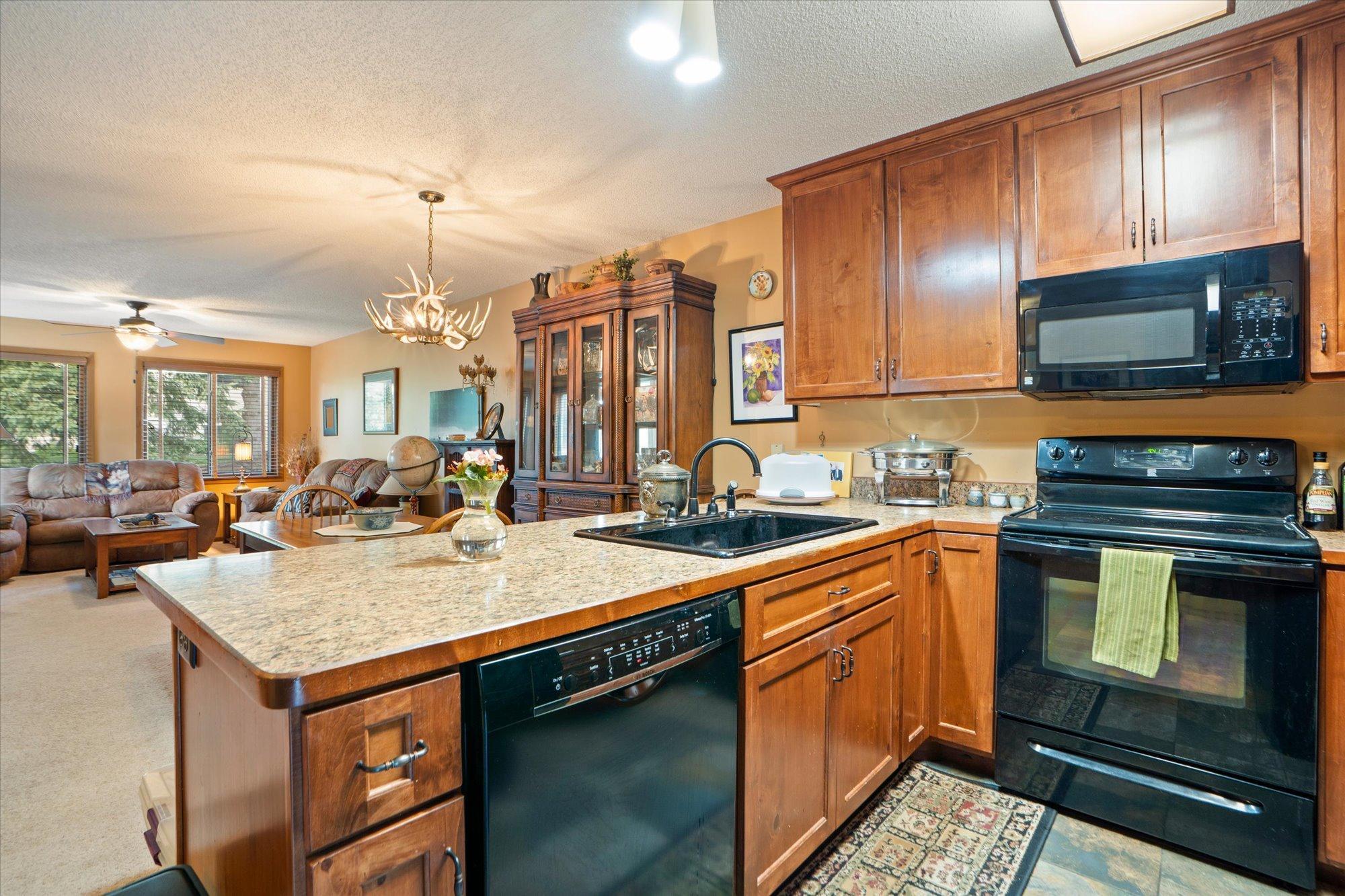 1991 townhouse for sale at 35457 Riverwood Court, Unit 62 in Crosslake, MN — 2 bed, 1 bath (photo 4 of 40)