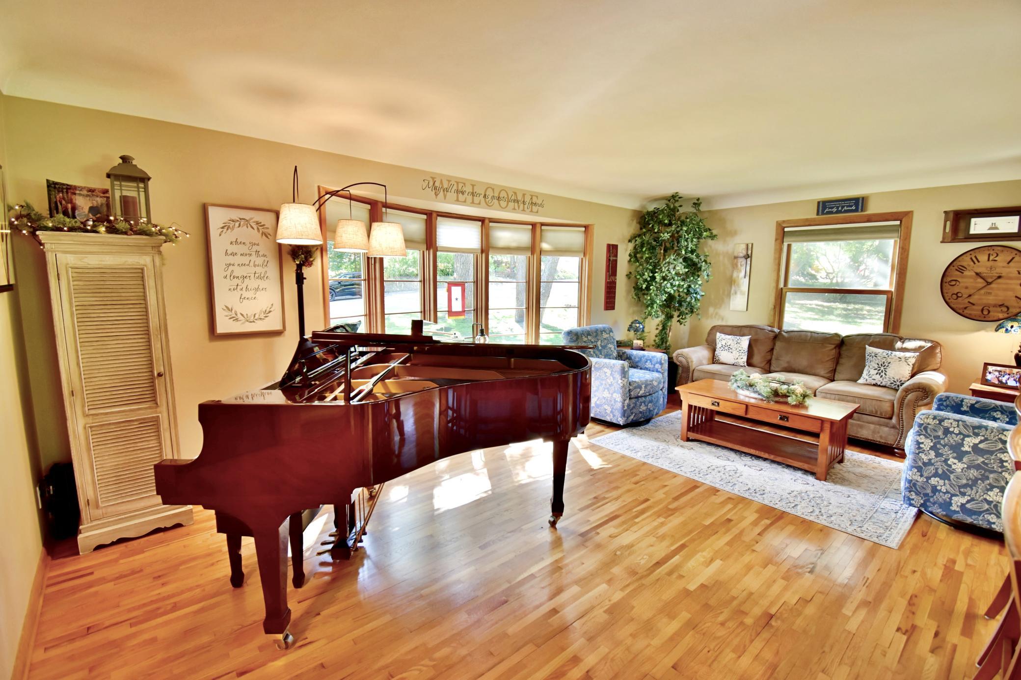 1958 single family home for sale at 800 Bryant Street in Alexandria, MN — 4 bed, 3 bath (photo 2 of 73)