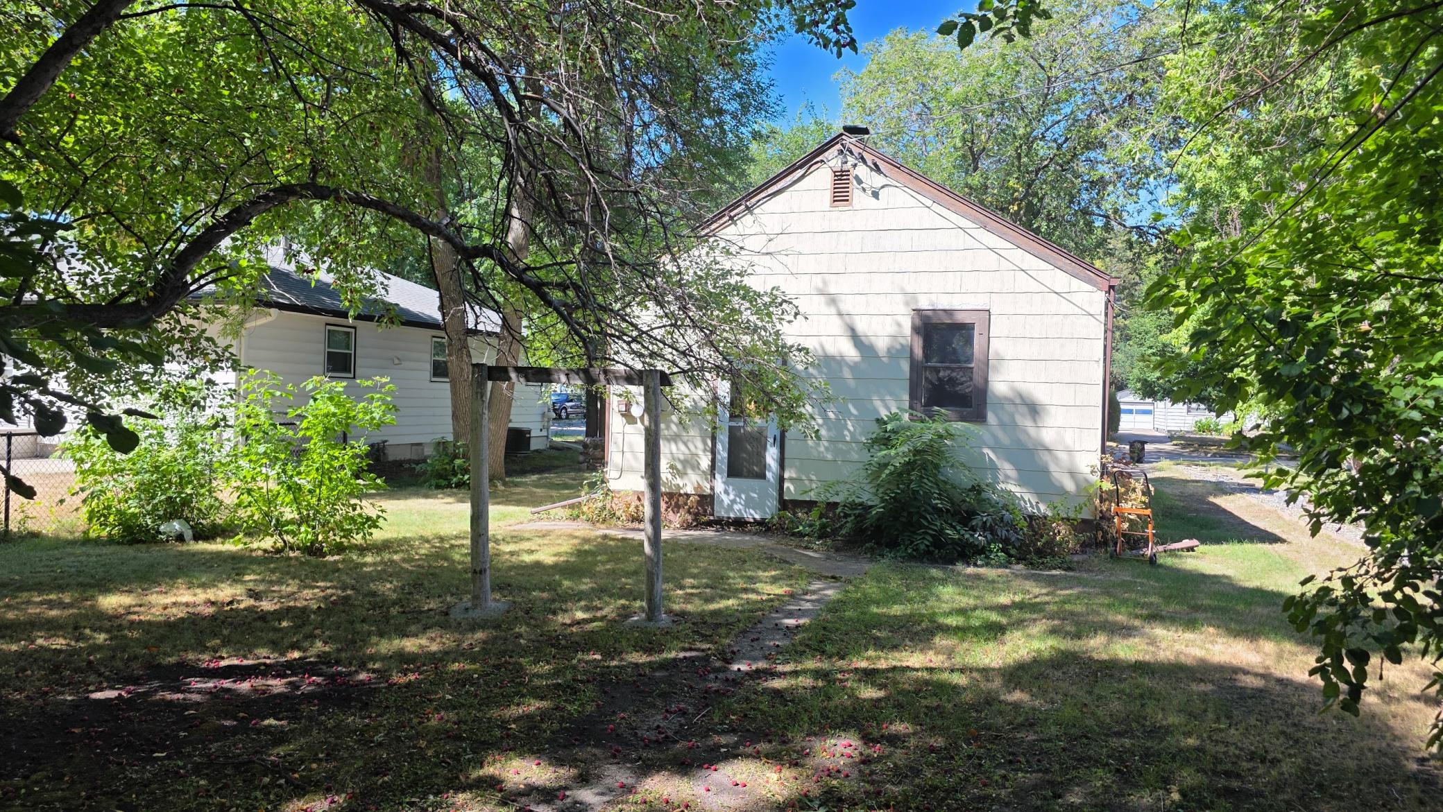 1947 single family home for sale at 1540 14 1/2 Street S in Fargo, ND — 1 bed, 1 bath (photo 4 of 12)