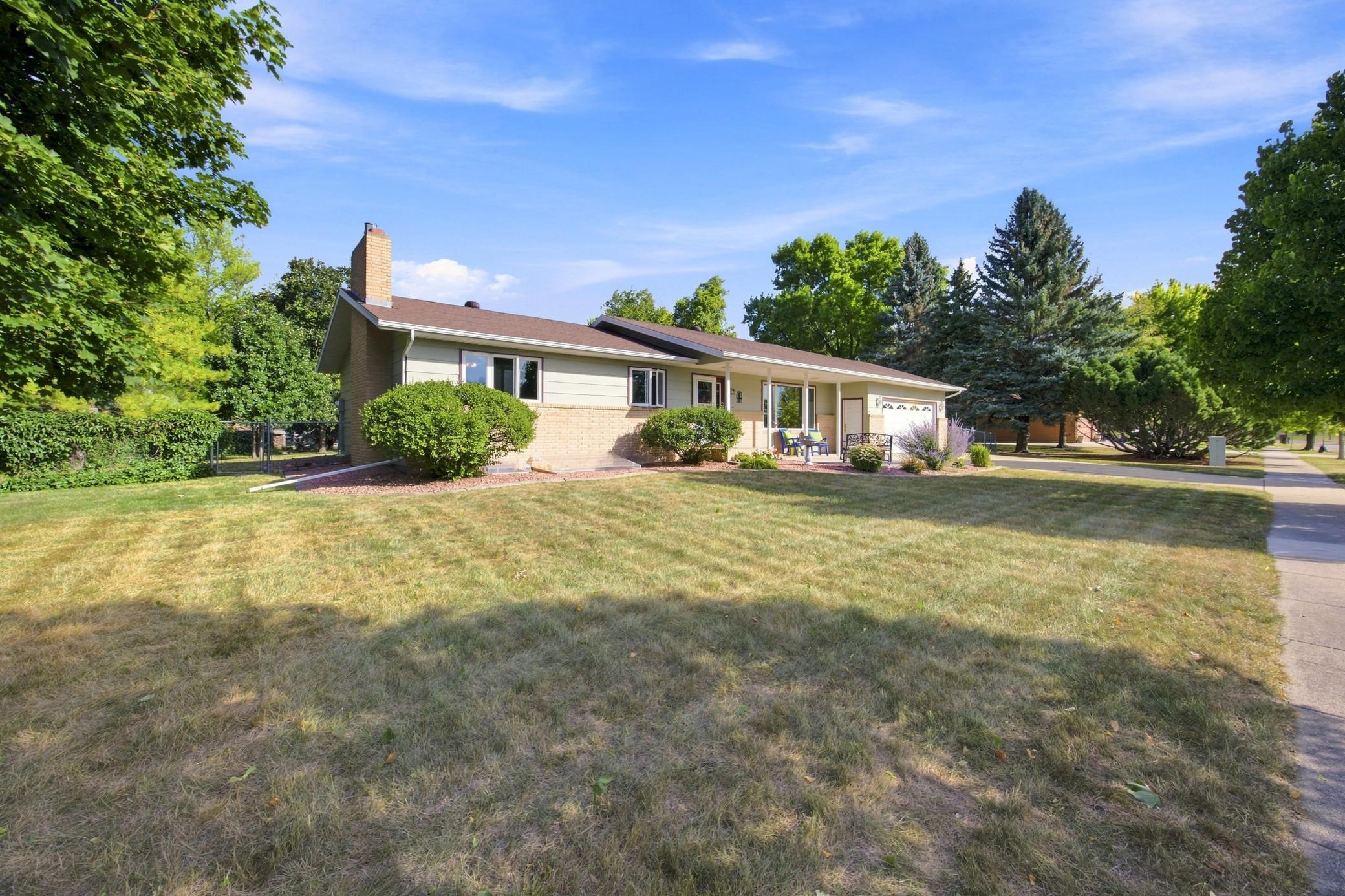 1974 single family home for sale at 3657 River Drive S in Fargo, ND — 4 bed, 3 bath (photo 2 of 50)