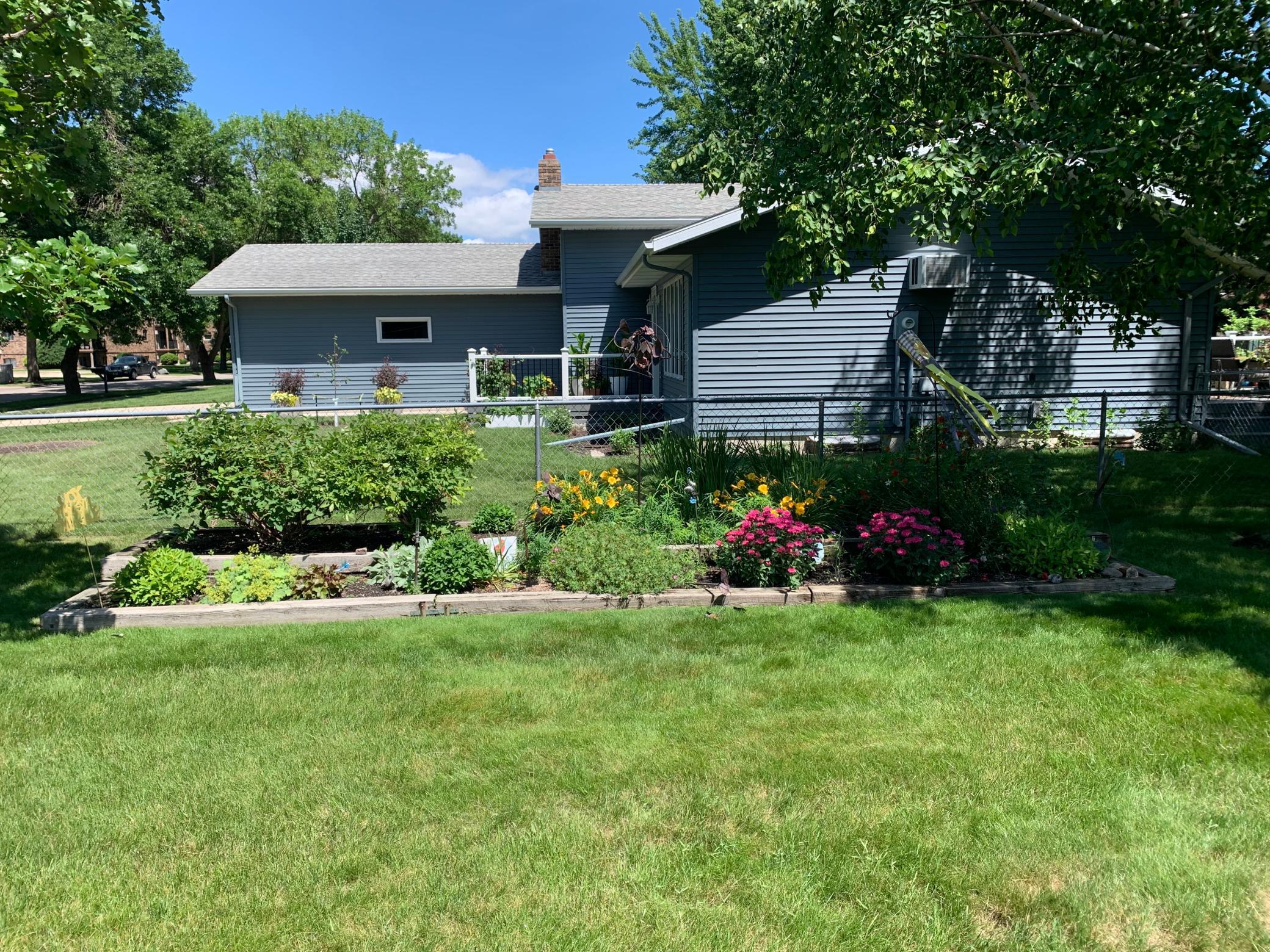 1974 single family home for sale at 3657 River Drive S in Fargo, ND — 4 bed, 3 bath (photo 40 of 50)