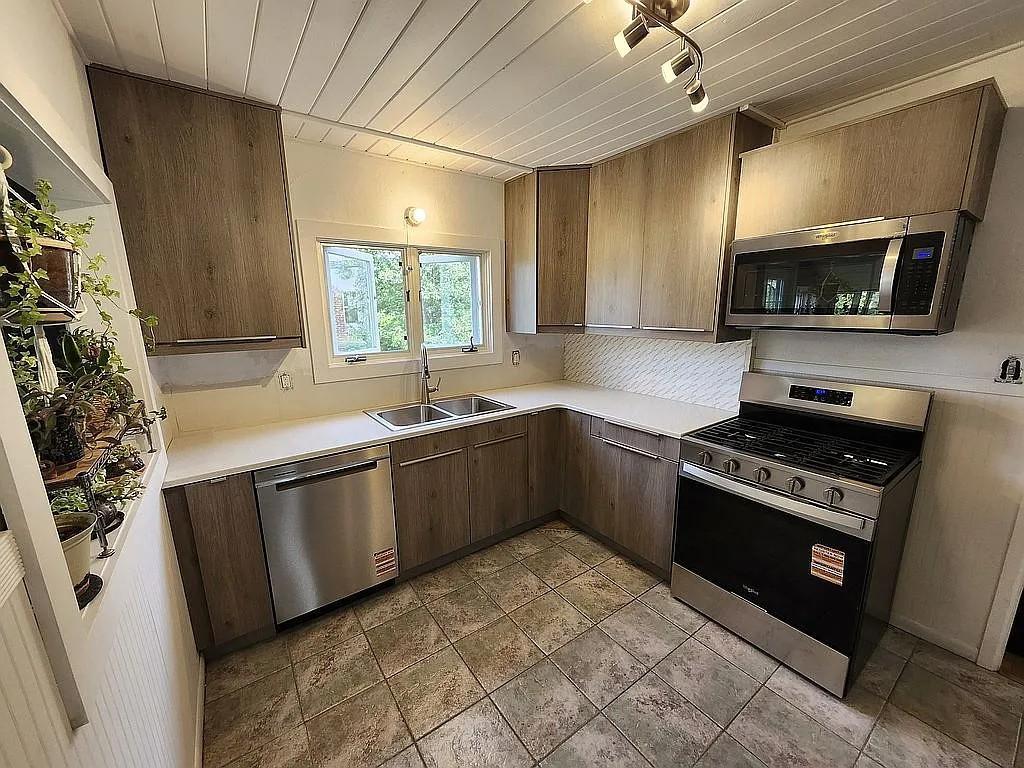 1915 single family home for sale at 2311 Birchmont Drive NE in Bemidji, MN — 3 bed, 1 bath (photo 5 of 23)