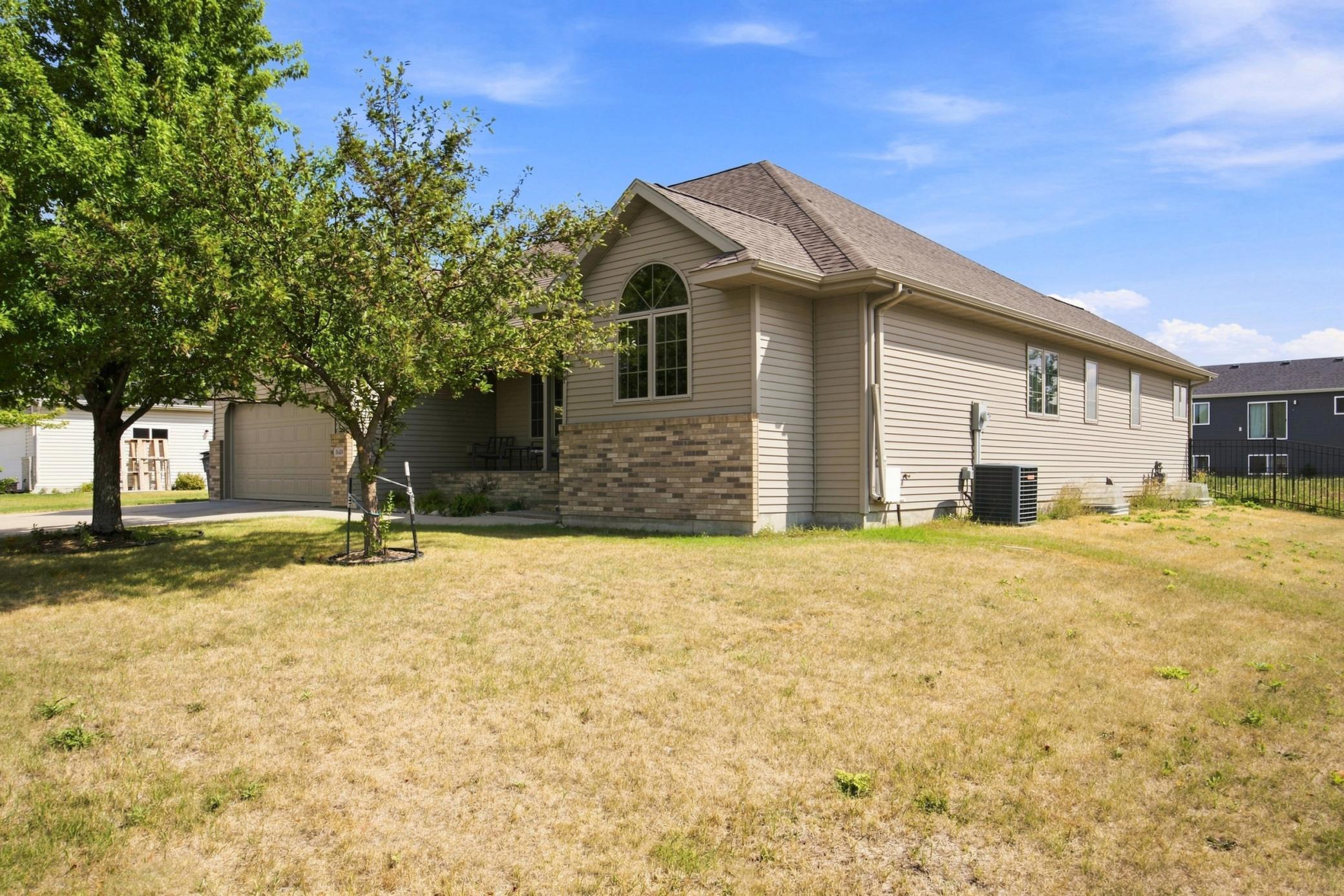 2006 single family home for sale at 3848 16th Street S in Moorhead, MN — 5 bed, 3 bath (photo 2 of 45)