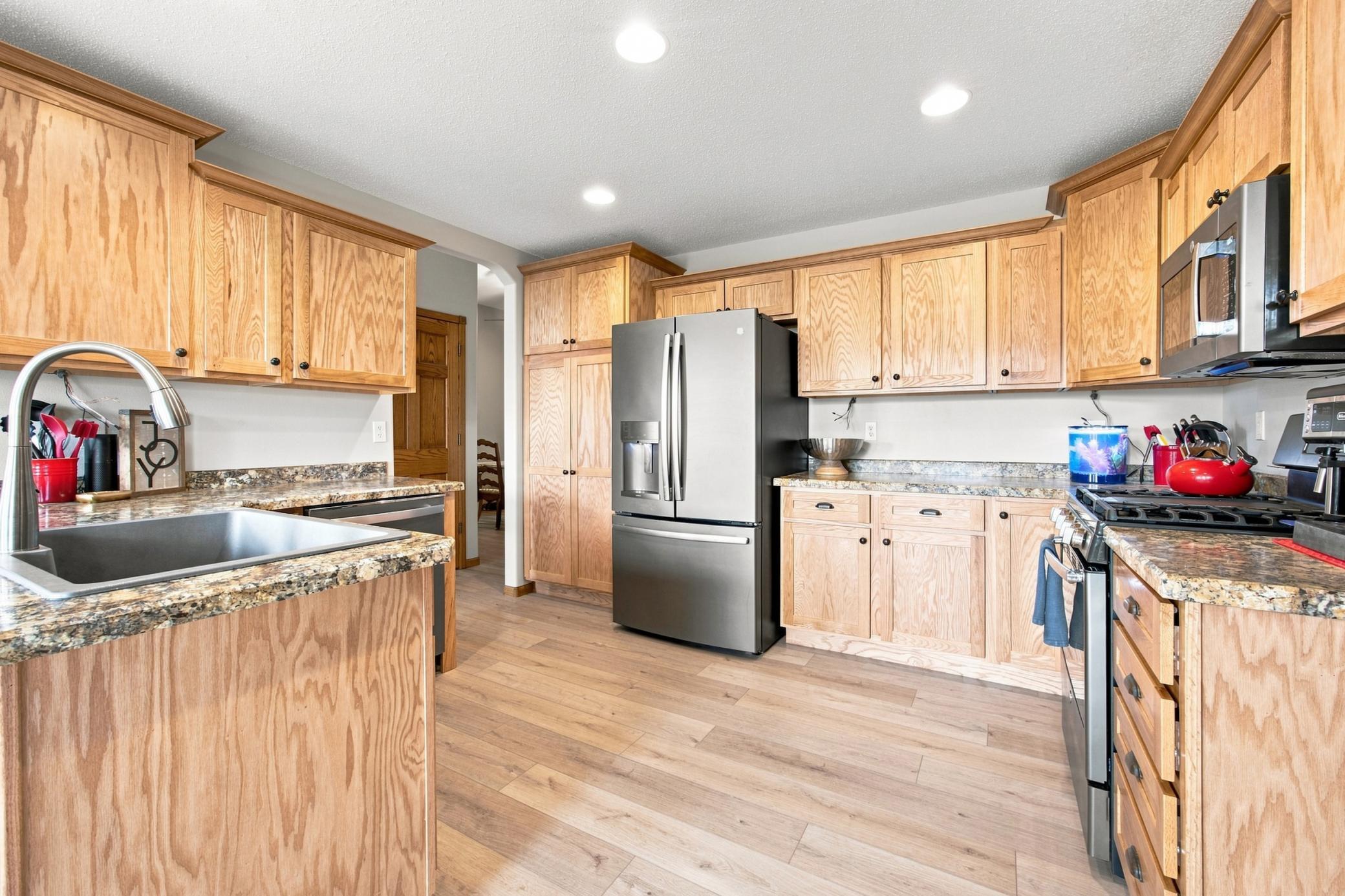 2006 single family home for sale at 3848 16th Street S in Moorhead, MN — 5 bed, 3 bath (photo 14 of 45)