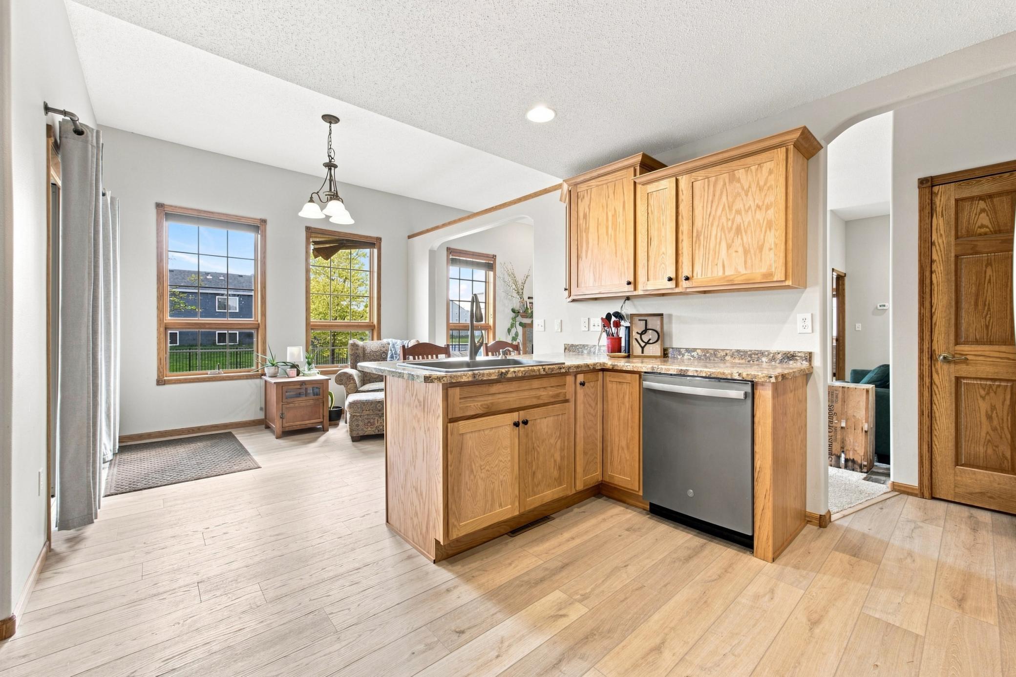 2006 single family home for sale at 3848 16th Street S in Moorhead, MN — 5 bed, 3 bath (photo 15 of 45)