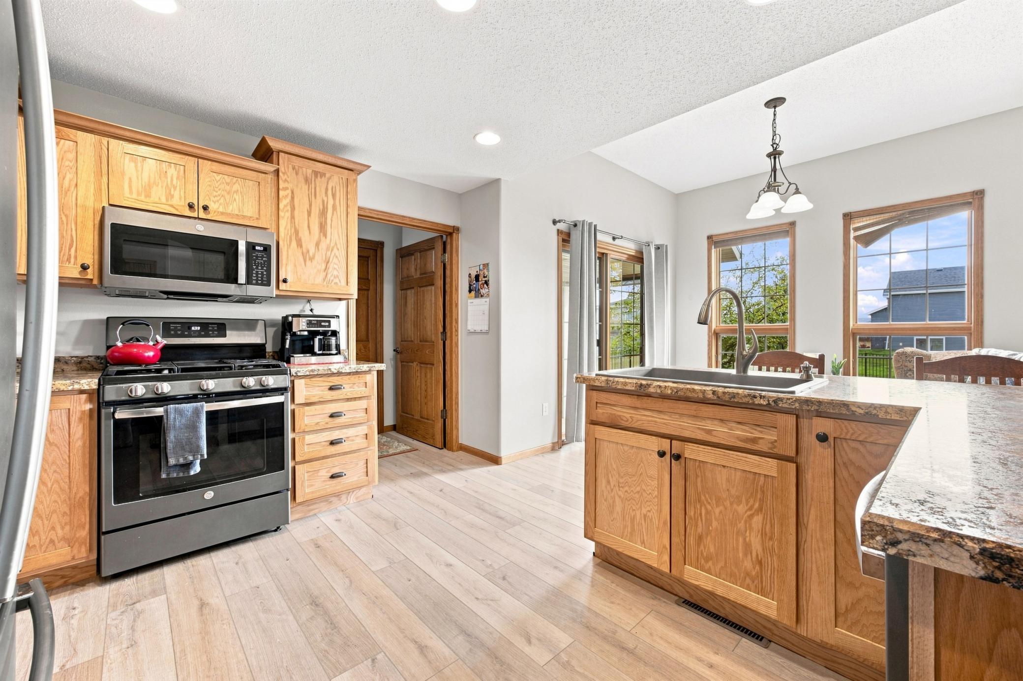 2006 single family home for sale at 3848 16th Street S in Moorhead, MN — 5 bed, 3 bath (photo 16 of 45)