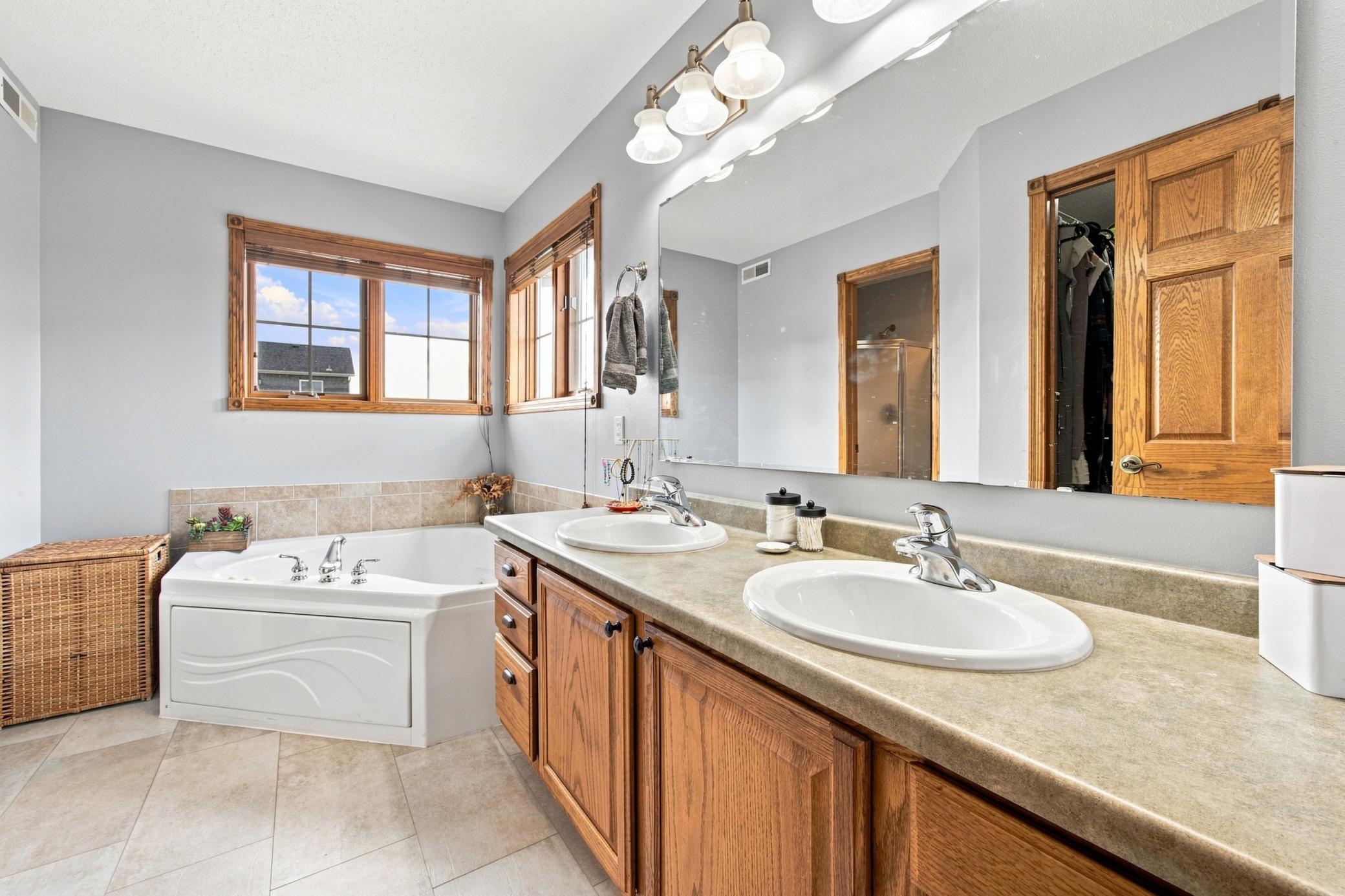 2006 single family home for sale at 3848 16th Street S in Moorhead, MN — 5 bed, 3 bath (photo 24 of 45)