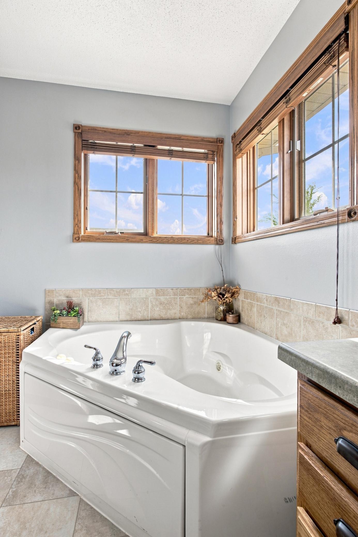 2006 single family home for sale at 3848 16th Street S in Moorhead, MN — 5 bed, 3 bath (photo 25 of 45)