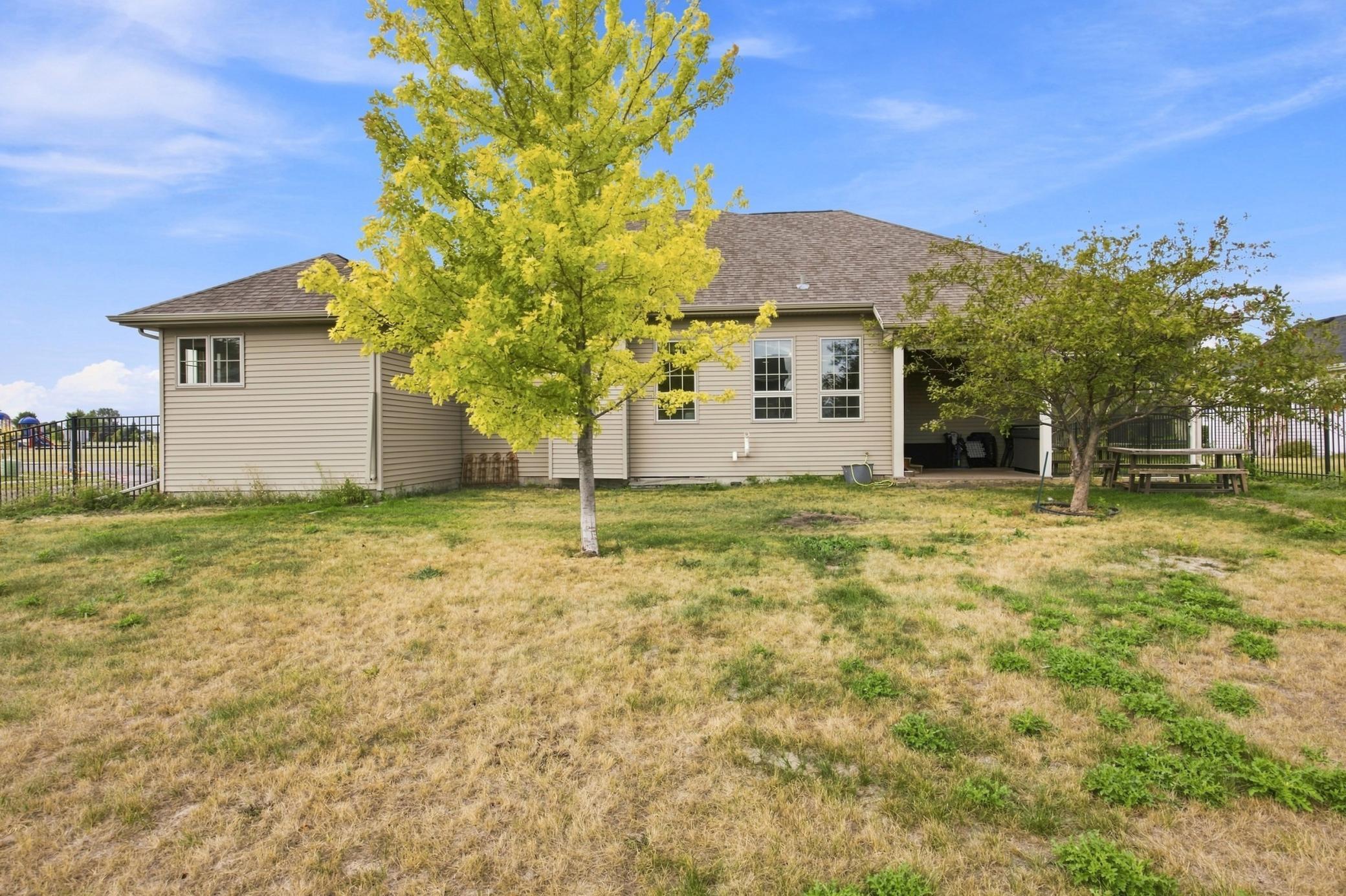 2006 single family home for sale at 3848 16th Street S in Moorhead, MN — 5 bed, 3 bath (photo 4 of 45)
