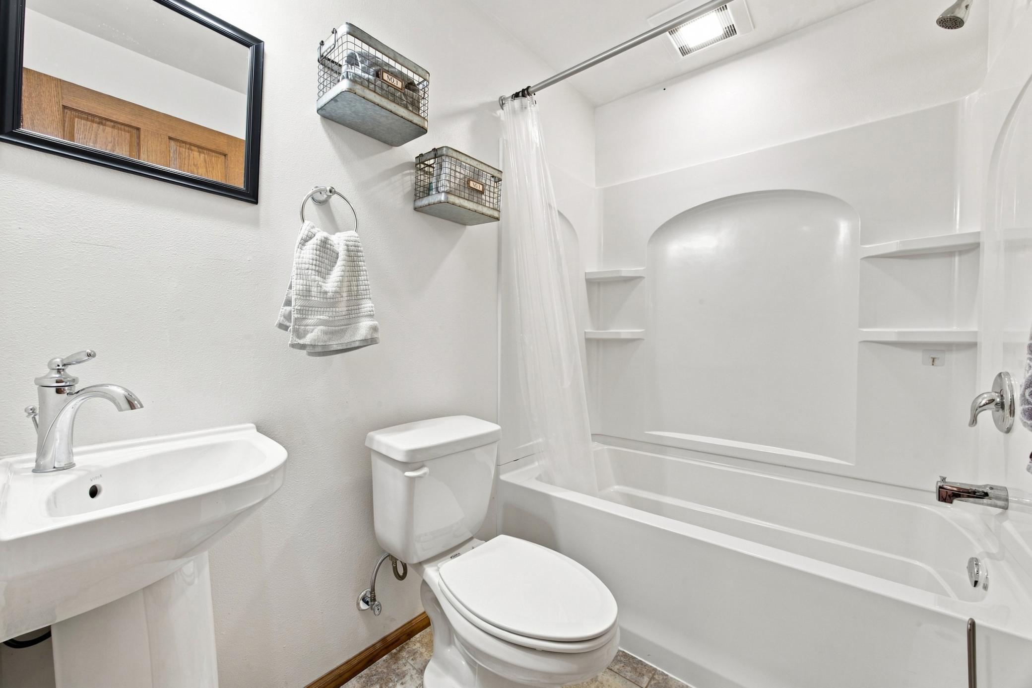 2006 single family home for sale at 3848 16th Street S in Moorhead, MN — 5 bed, 3 bath (photo 38 of 45)
