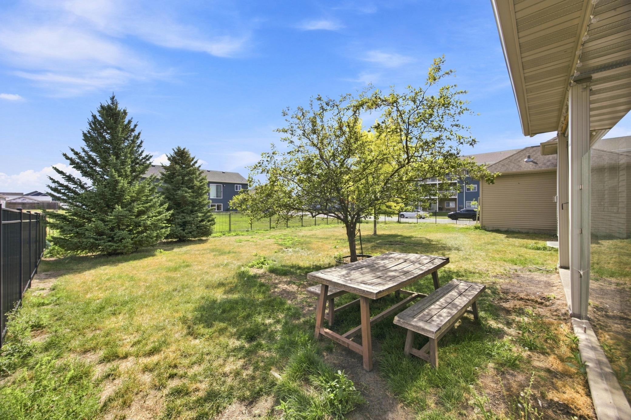 2006 single family home for sale at 3848 16th Street S in Moorhead, MN — 5 bed, 3 bath (photo 6 of 45)