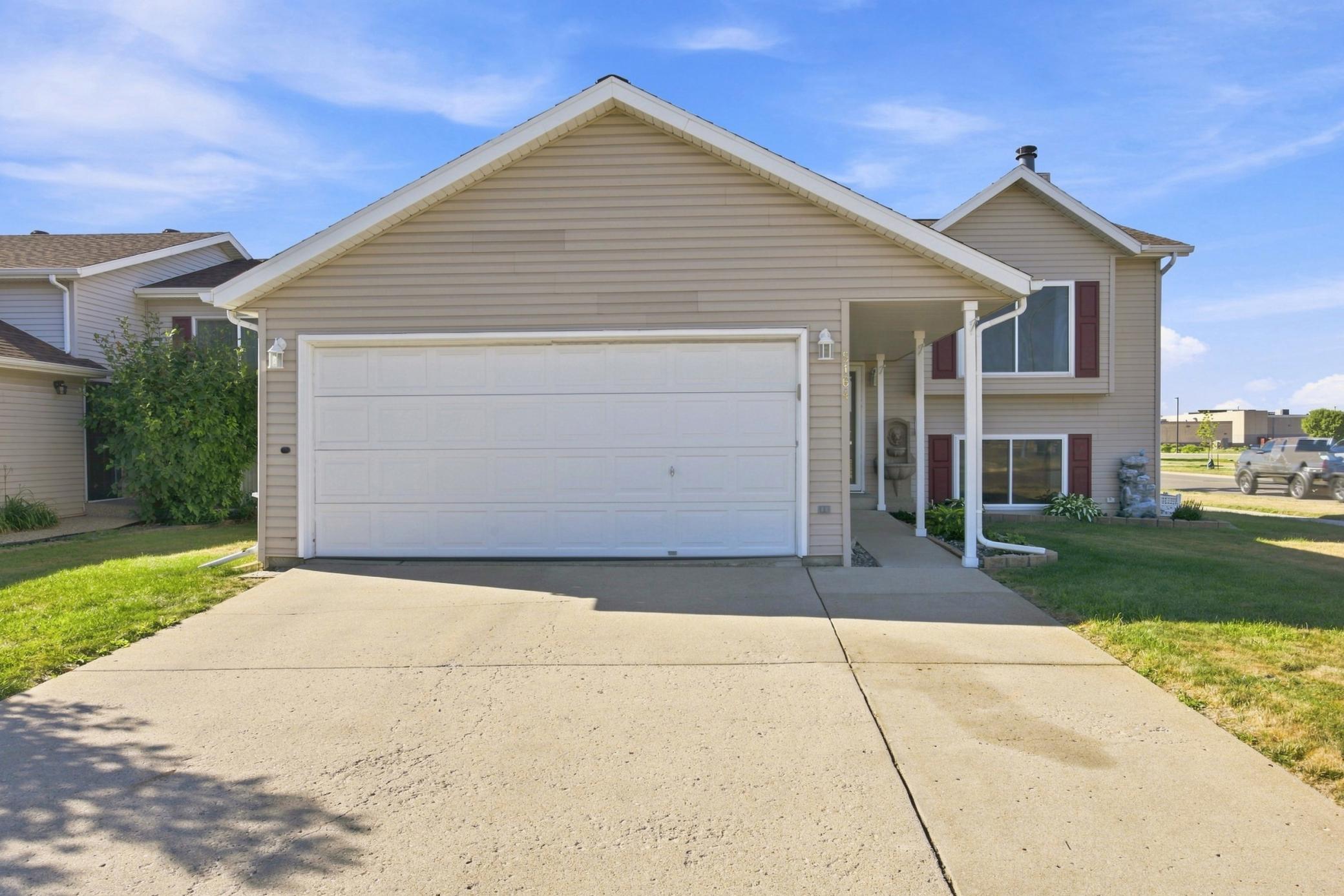1998 single family home for sale at 5164 10th Avenue S in Fargo, ND — 4 bed, 2 bath (photo 2 of 38)
