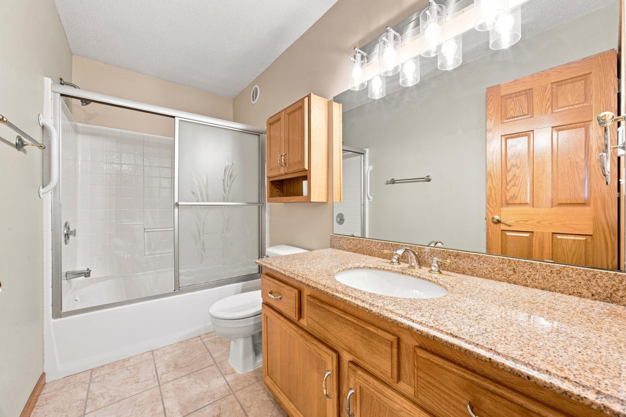 1998 single family home for sale at 5164 10th Avenue S in Fargo, ND — 4 bed, 2 bath (photo 16 of 38)