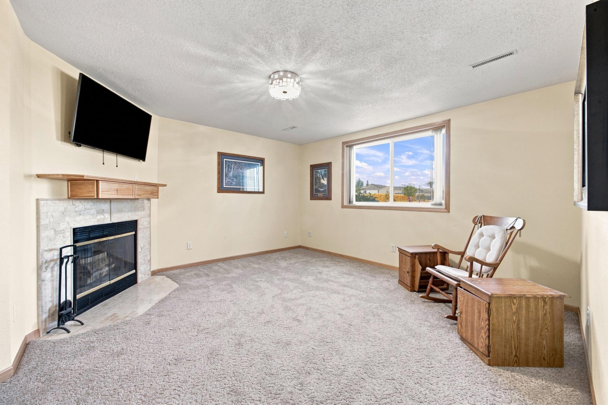 1998 single family home for sale at 5164 10th Avenue S in Fargo, ND — 4 bed, 2 bath (photo 17 of 38)