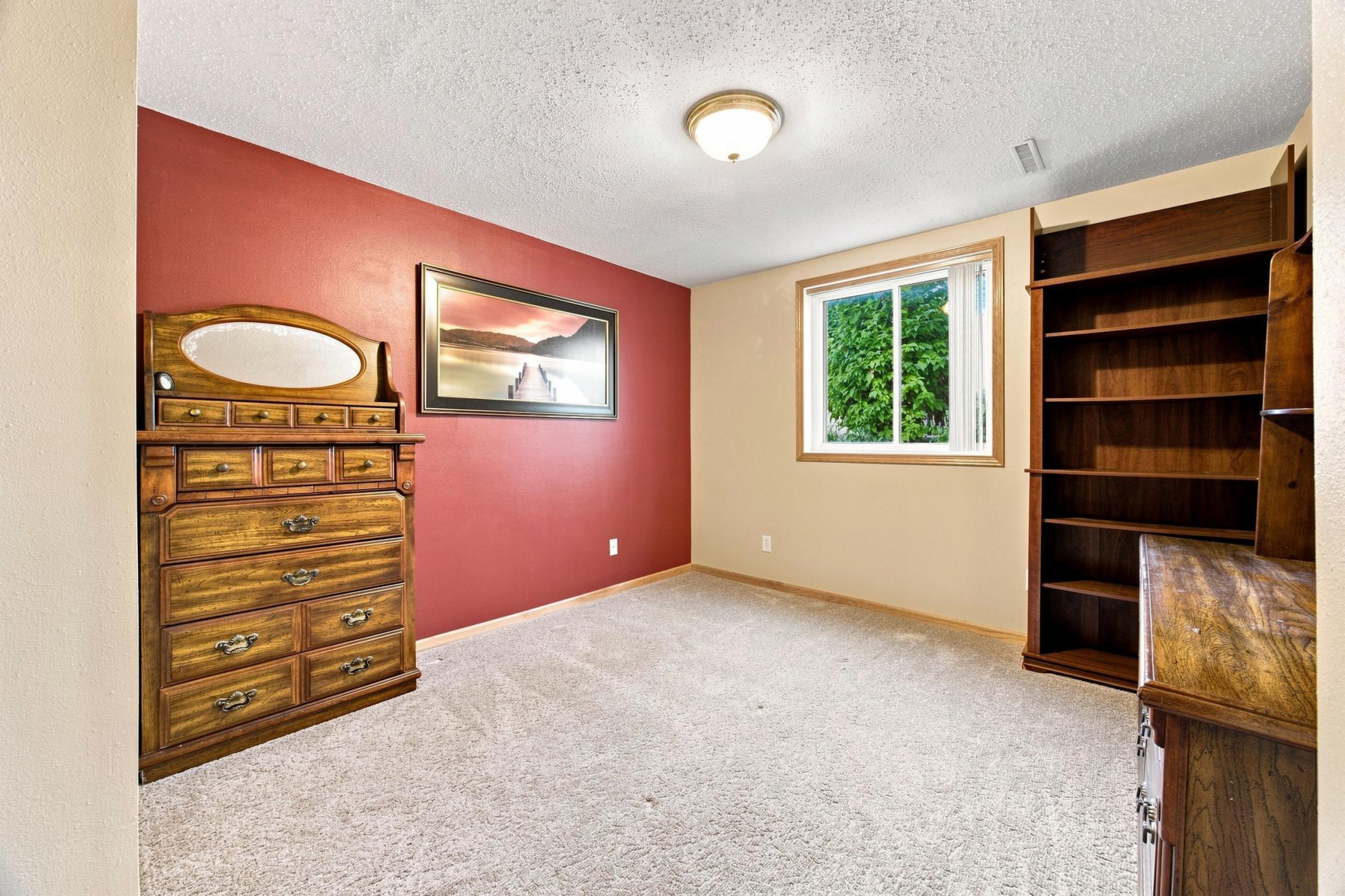 1998 single family home for sale at 5164 10th Avenue S in Fargo, ND — 4 bed, 2 bath (photo 19 of 38)