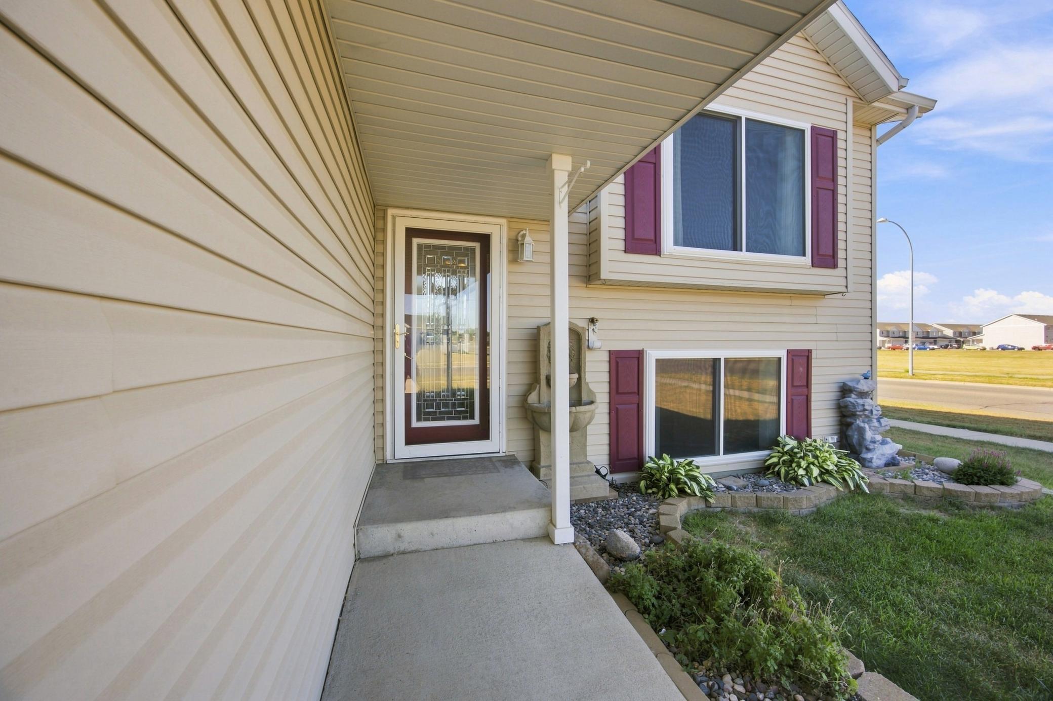 1998 single family home for sale at 5164 10th Avenue S in Fargo, ND — 4 bed, 2 bath (photo 3 of 38)