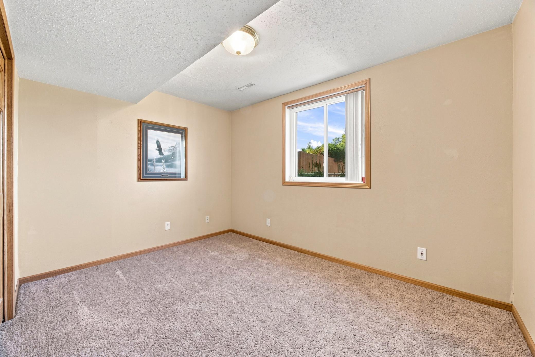 1998 single family home for sale at 5164 10th Avenue S in Fargo, ND — 4 bed, 2 bath (photo 21 of 38)