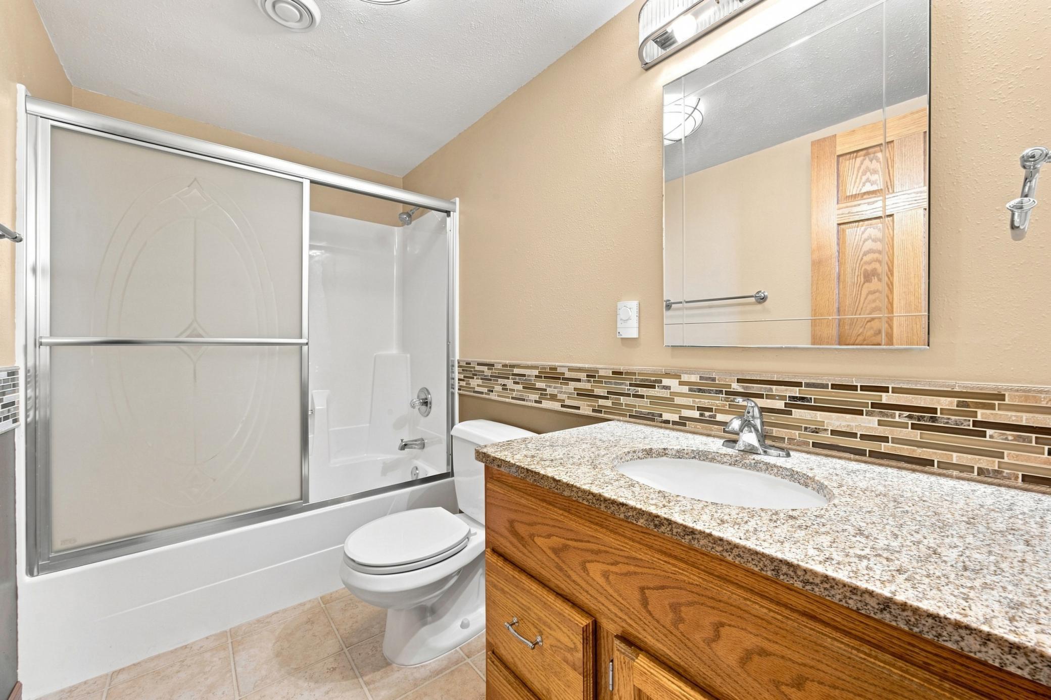 1998 single family home for sale at 5164 10th Avenue S in Fargo, ND — 4 bed, 2 bath (photo 23 of 38)