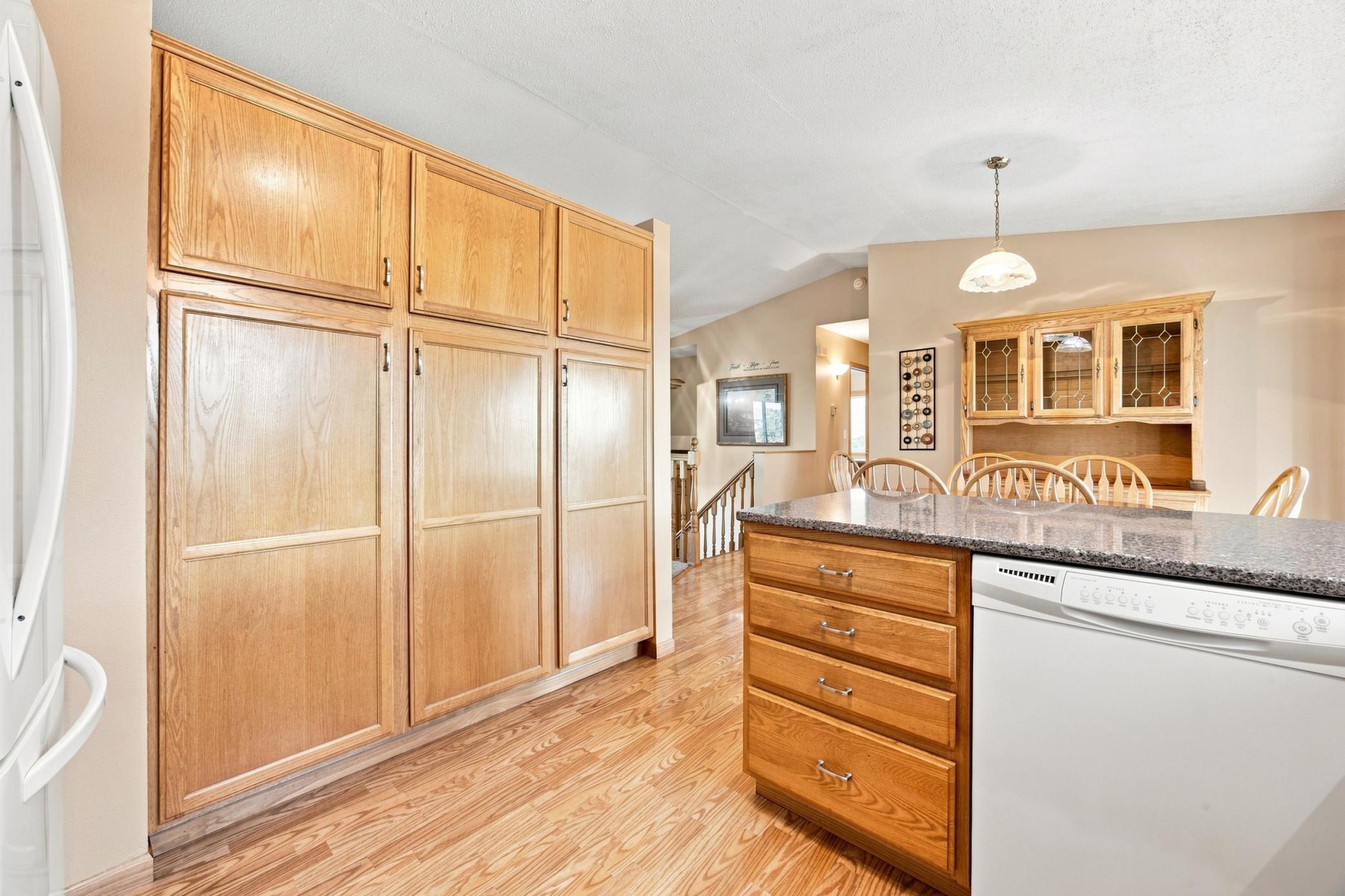 1998 single family home for sale at 5164 10th Avenue S in Fargo, ND — 4 bed, 2 bath (photo 8 of 38)