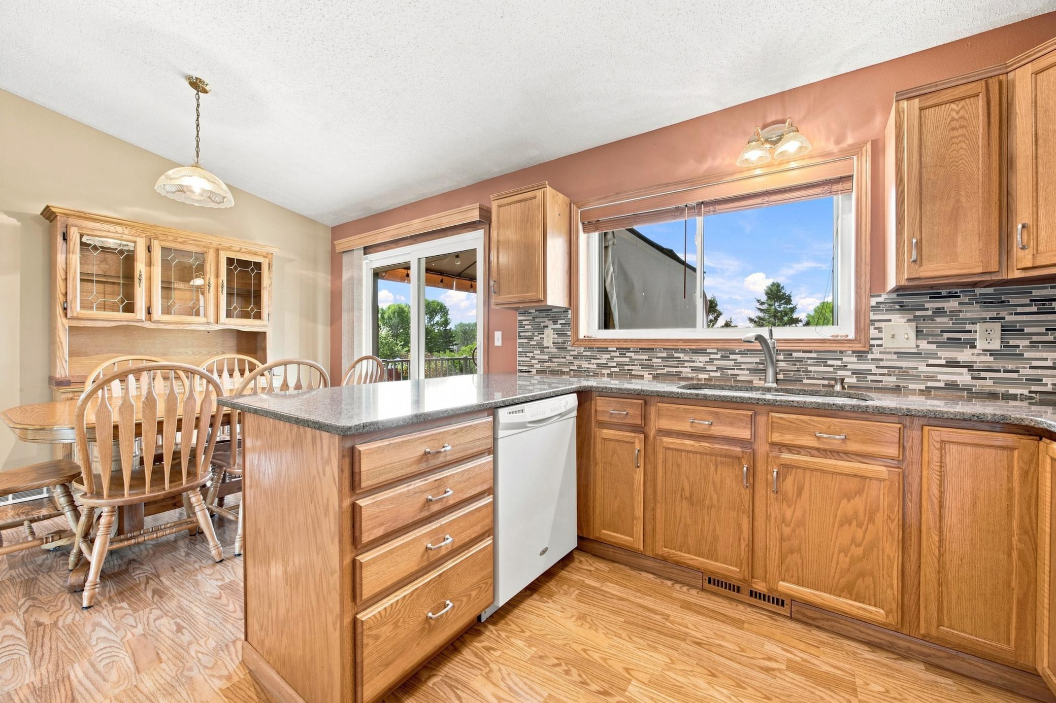 1998 single family home for sale at 5164 10th Avenue S in Fargo, ND — 4 bed, 2 bath (photo 9 of 38)