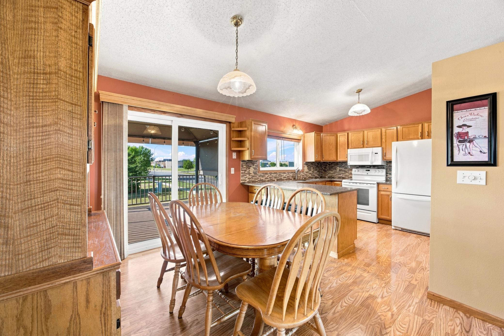 1998 single family home for sale at 5164 10th Avenue S in Fargo, ND — 4 bed, 2 bath (photo 10 of 38)
