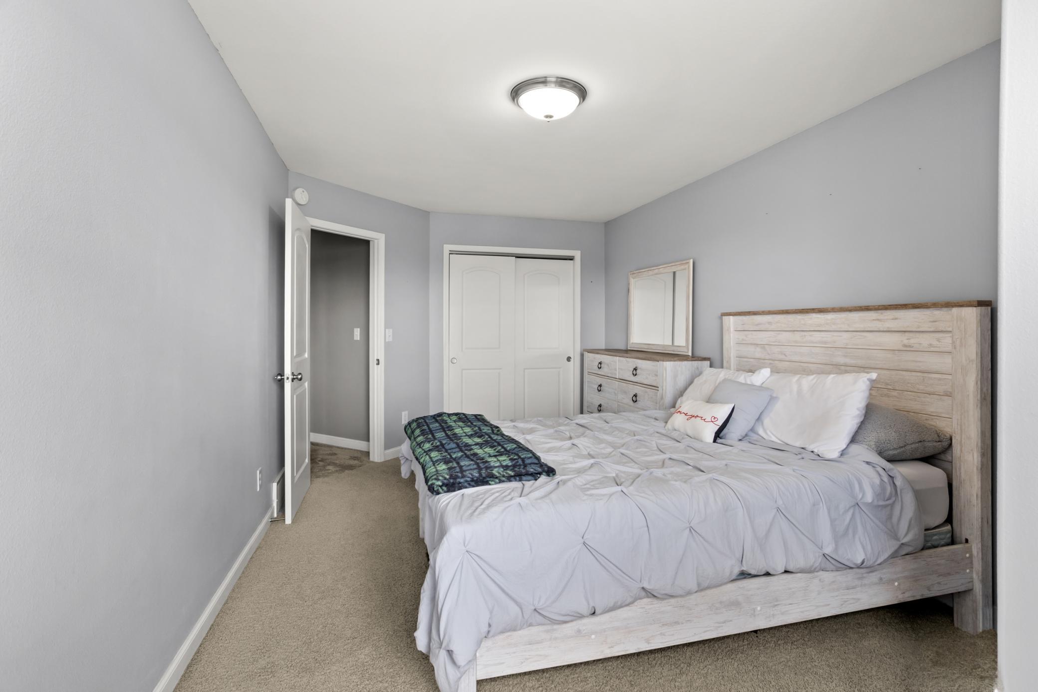 2006 twin home for sale at 4379 47th Avenue S in Fargo, ND — 4 bed, 3 bath (photo 19 of 45)