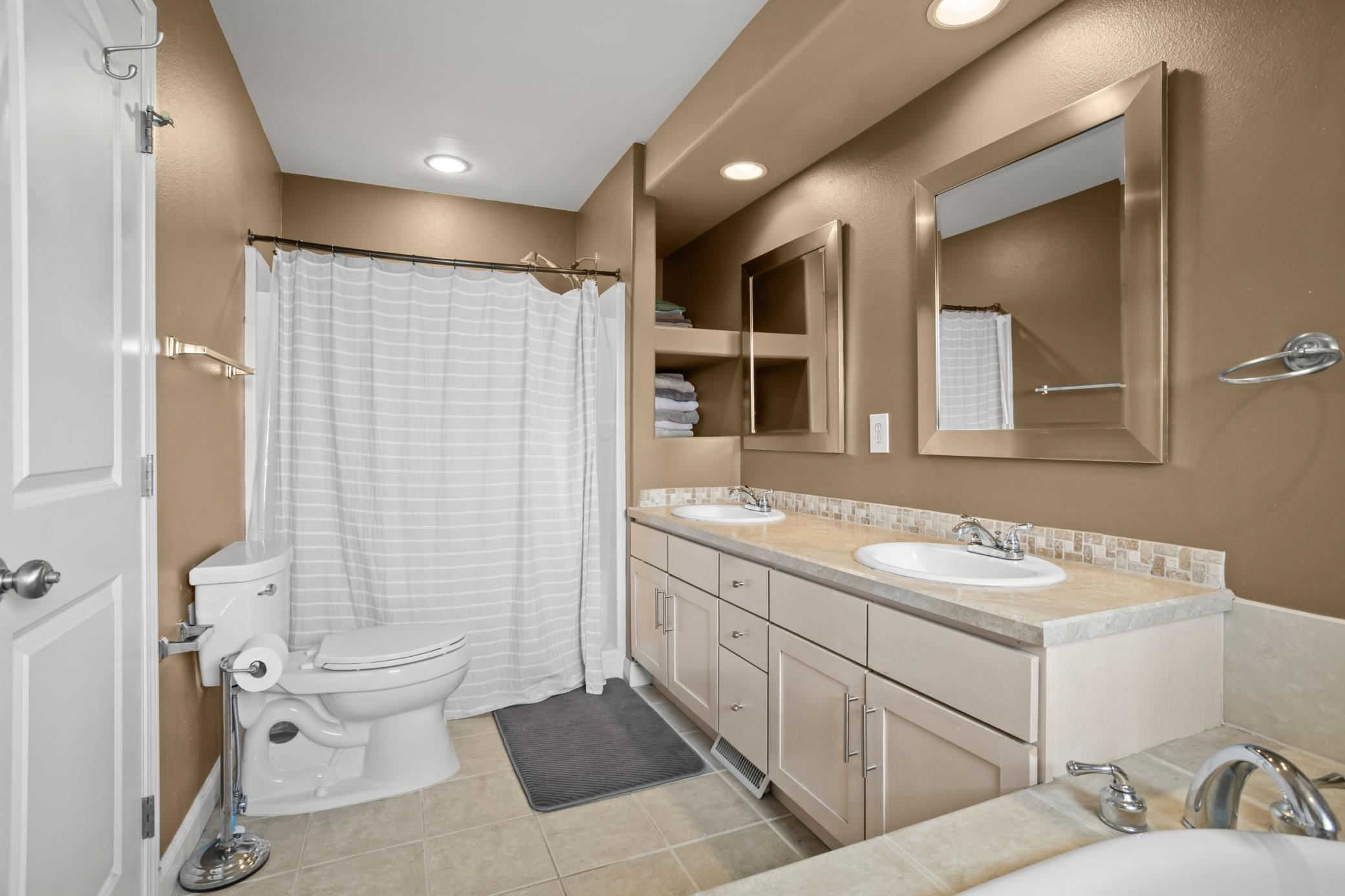 2006 twin home for sale at 4379 47th Avenue S in Fargo, ND — 4 bed, 3 bath (photo 27 of 45)