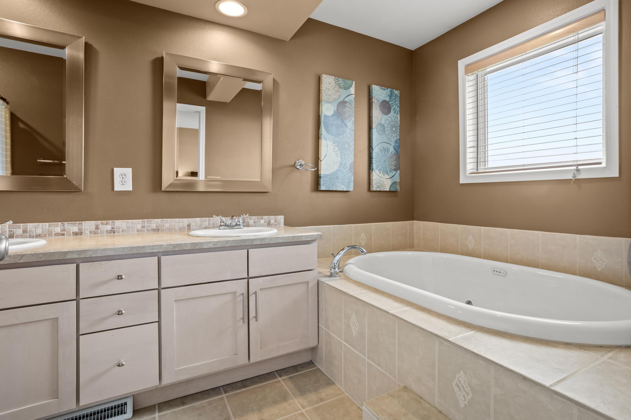 2006 twin home for sale at 4379 47th Avenue S in Fargo, ND — 4 bed, 3 bath (photo 28 of 45)