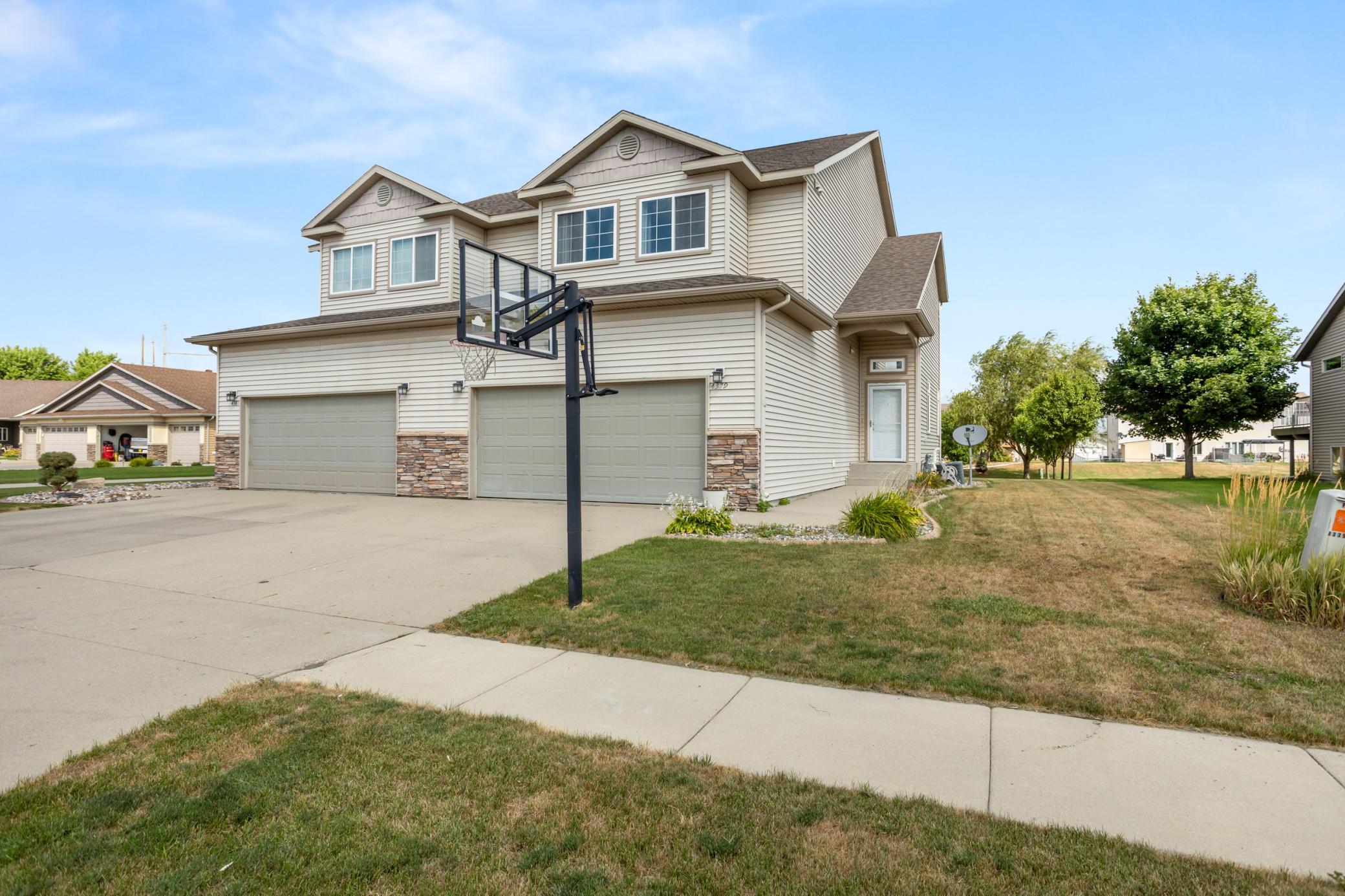 2006 twin home for sale at 4379 47th Avenue S in Fargo, ND — 4 bed, 3 bath (photo 39 of 45)