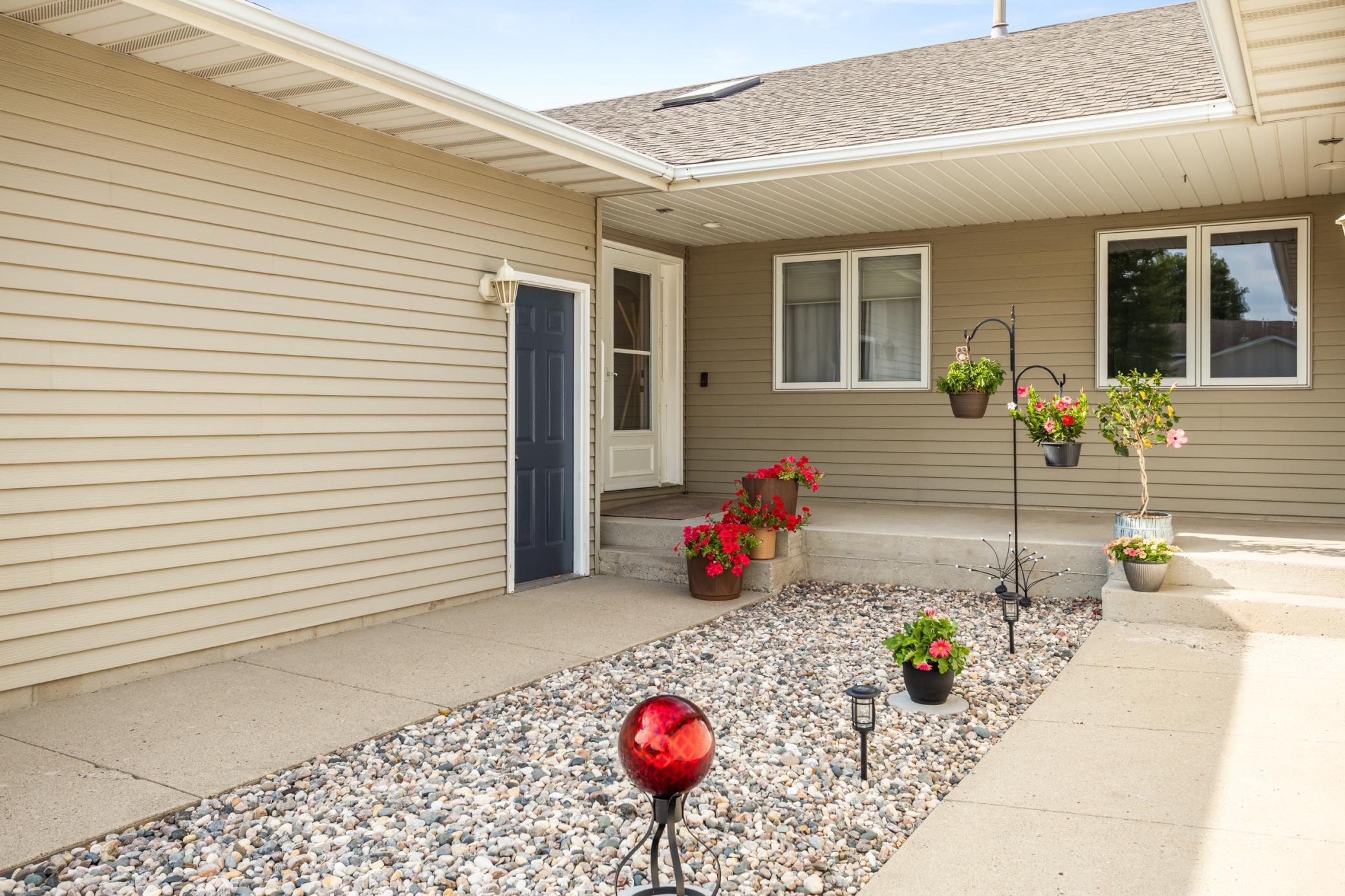 1994 townhouse for sale at 3303 30th Avenue S in Fargo, ND — 4 bed, 3 bath (photo 2 of 42)