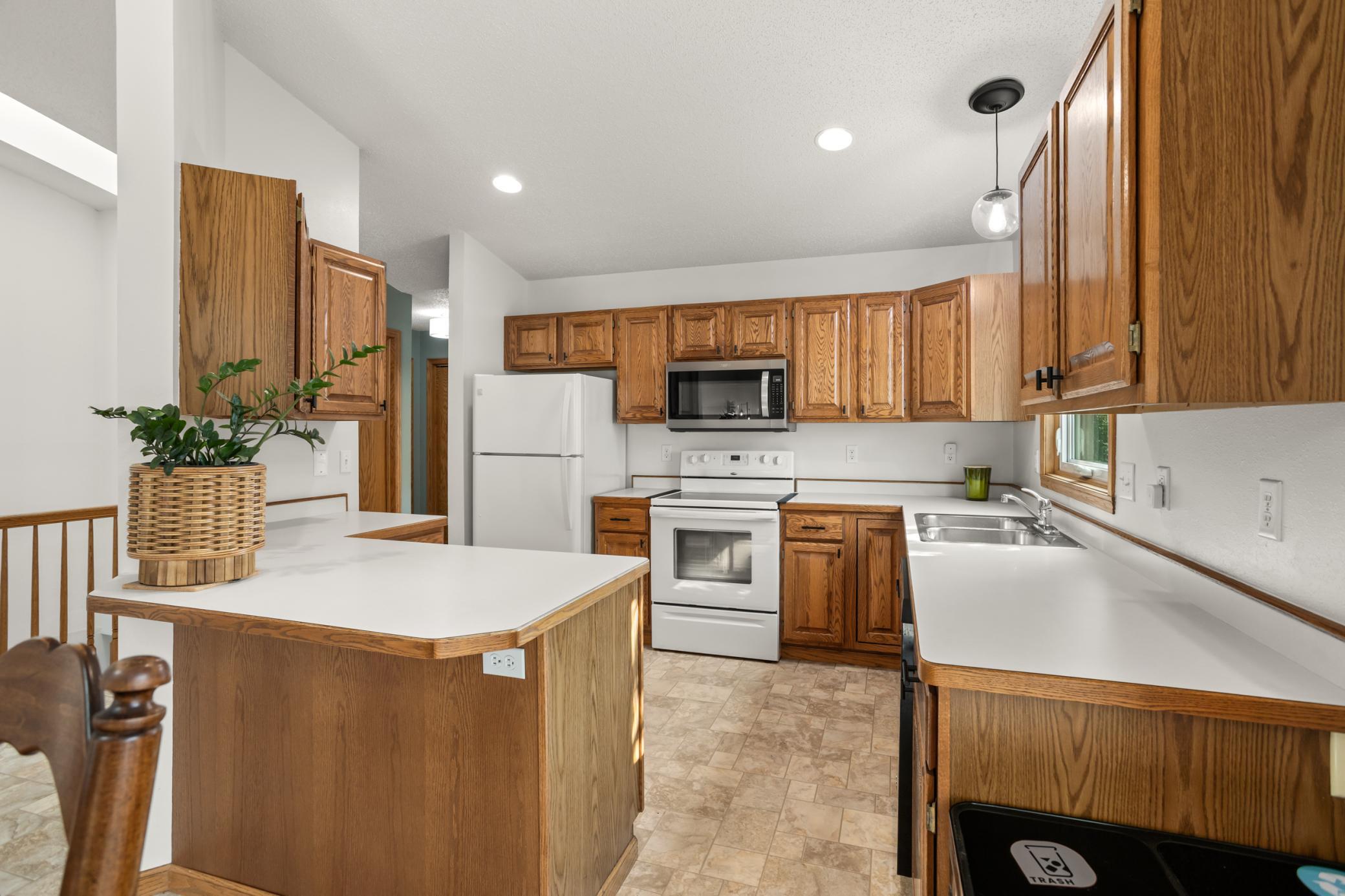 1994 townhouse for sale at 3303 30th Avenue S in Fargo, ND — 4 bed, 3 bath (photo 3 of 42)