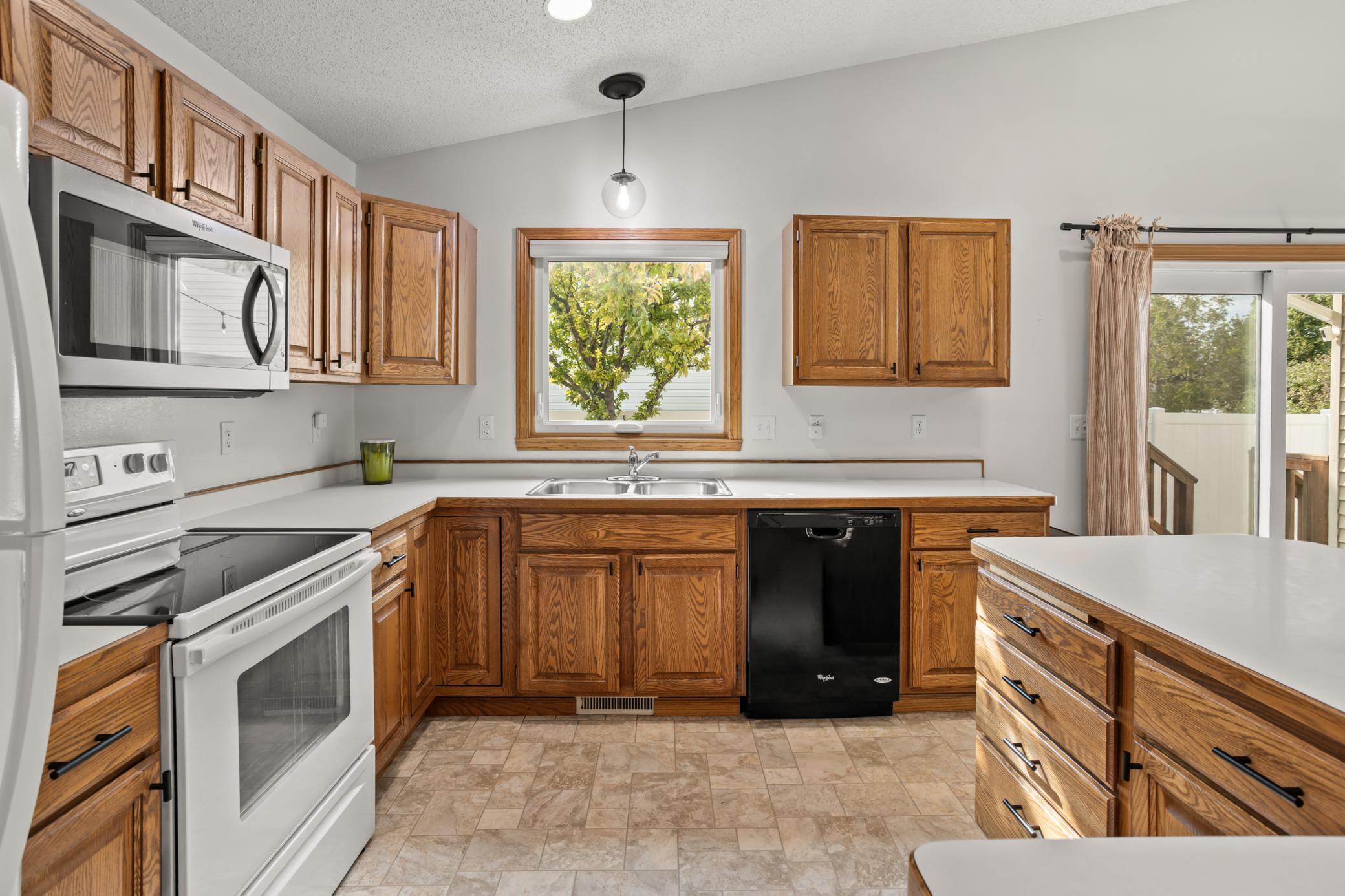 1994 townhouse for sale at 3303 30th Avenue S in Fargo, ND — 4 bed, 3 bath (photo 4 of 42)