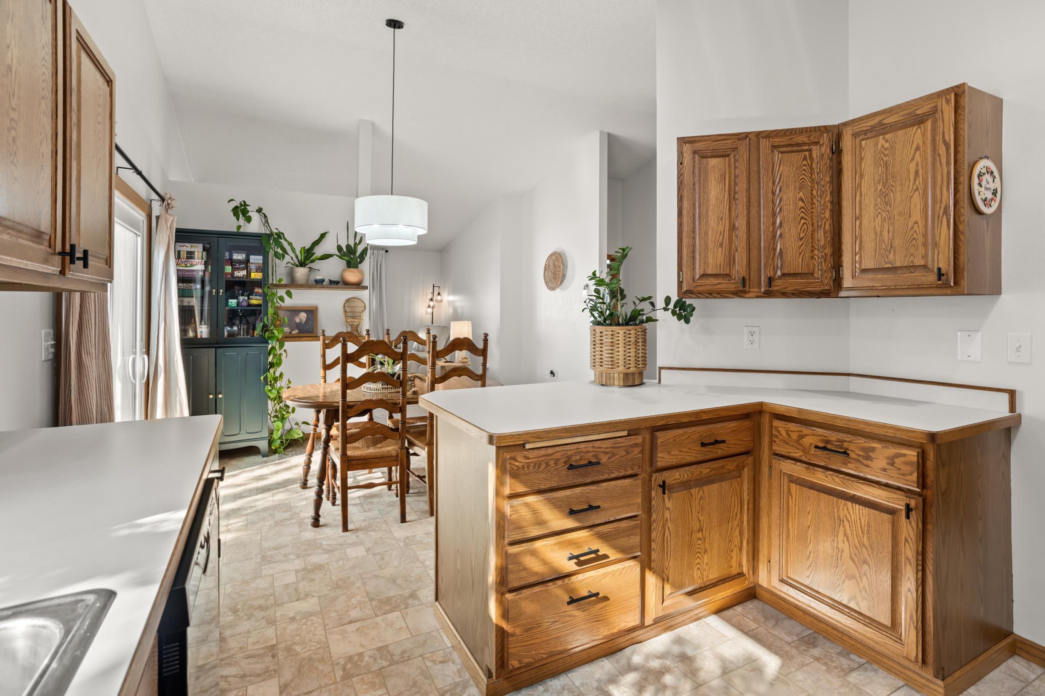 1994 townhouse for sale at 3303 30th Avenue S in Fargo, ND — 4 bed, 3 bath (photo 5 of 42)