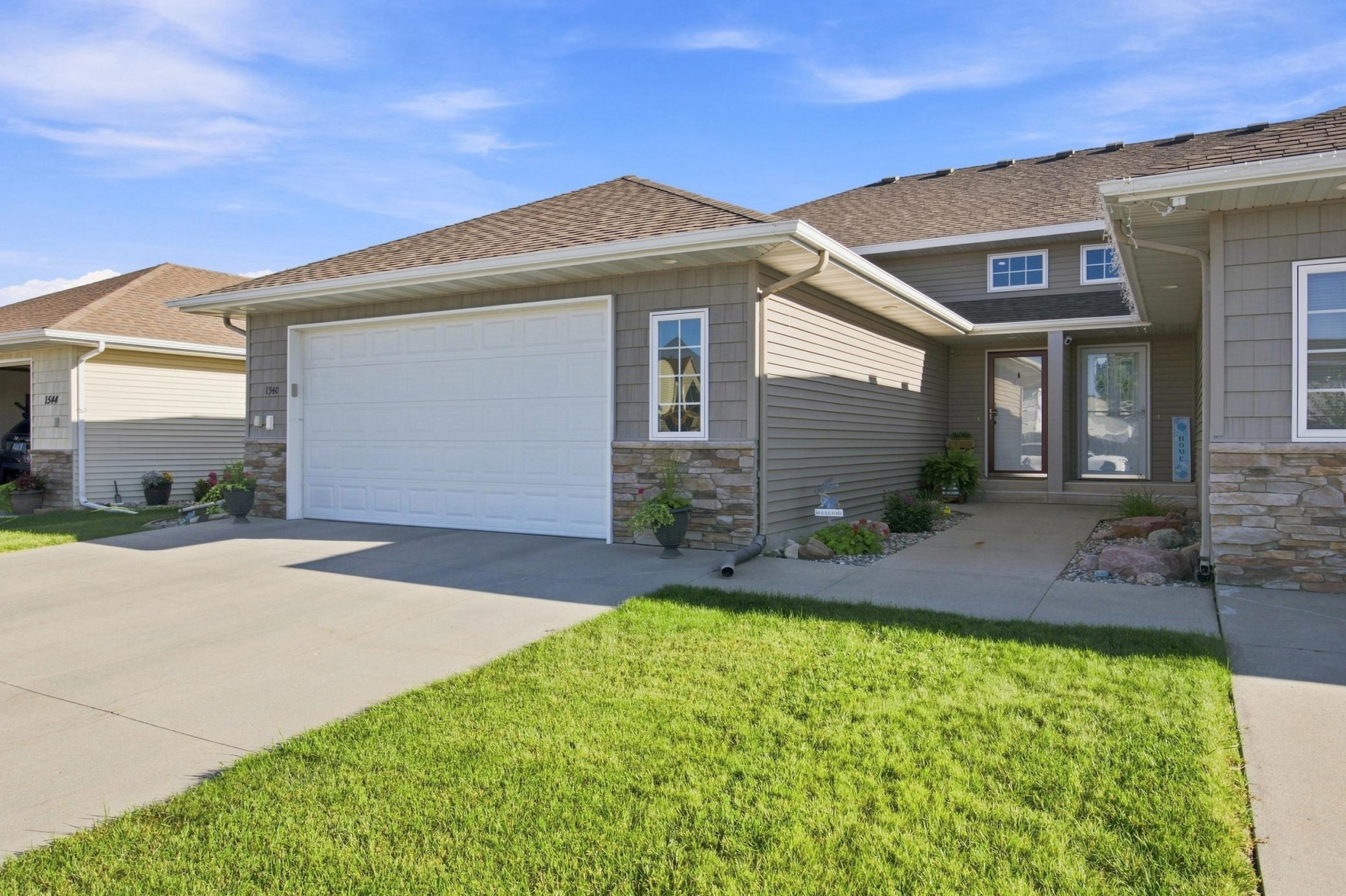 2007 twin home for sale at 1540 19th Avenue E in West Fargo, ND — 3 bed, 3 bath (photo 2 of 35)