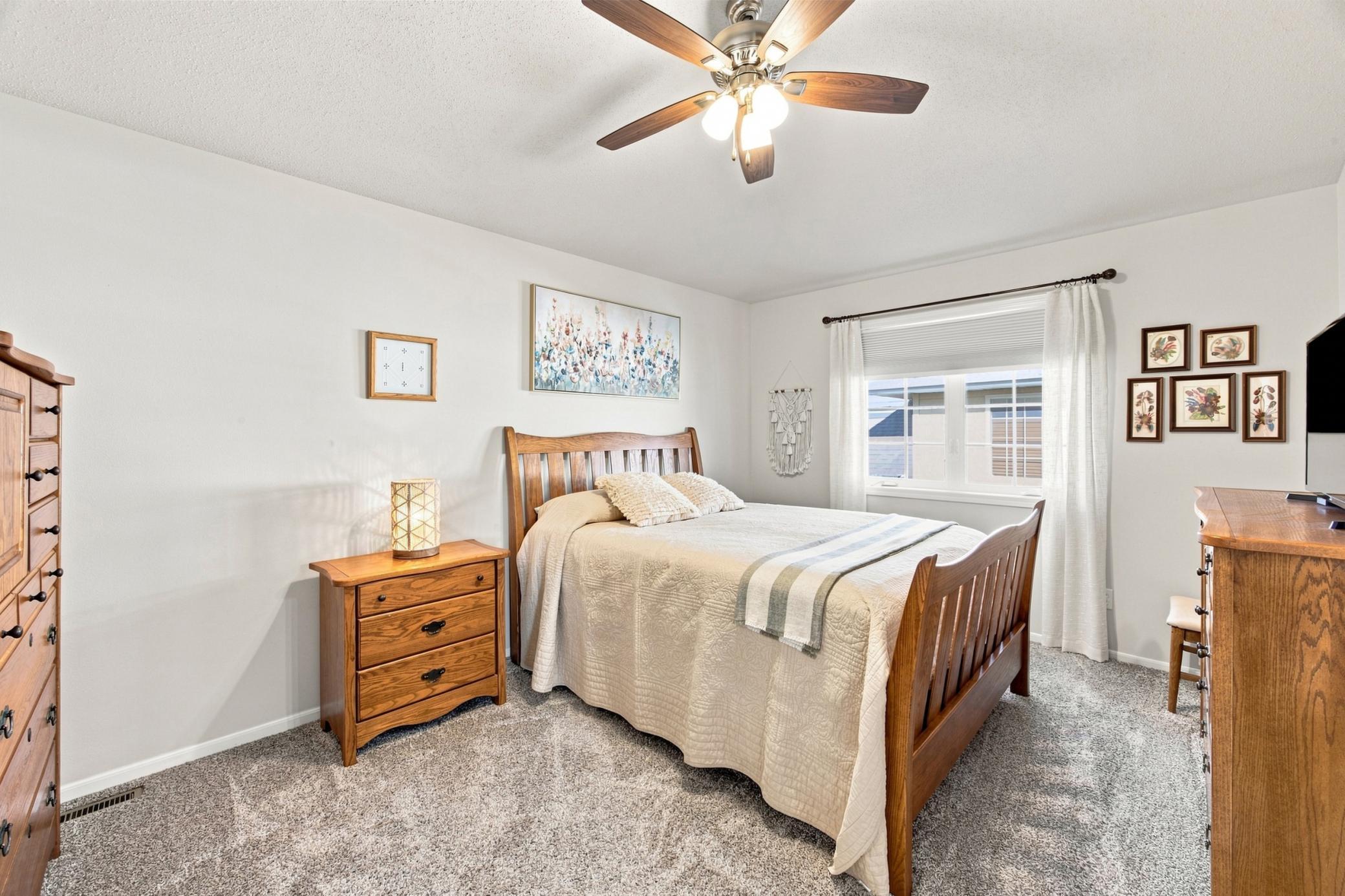 2007 twin home for sale at 1540 19th Avenue E in West Fargo, ND — 3 bed, 3 bath (photo 12 of 35)
