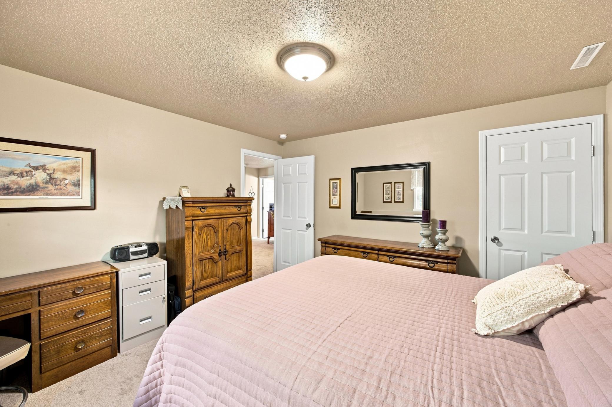 2007 twin home for sale at 1540 19th Avenue E in West Fargo, ND — 3 bed, 3 bath (photo 20 of 35)