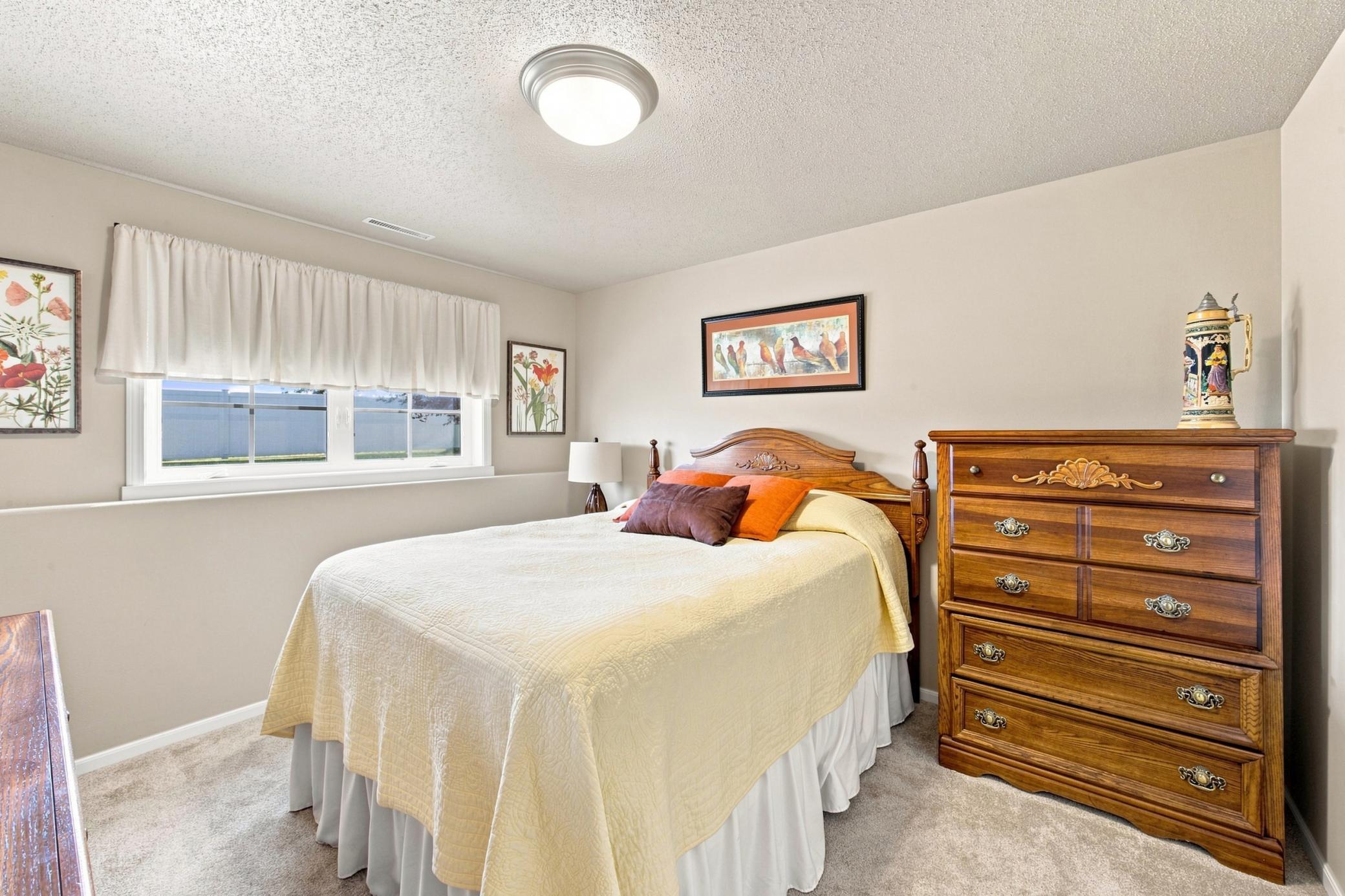 2007 twin home for sale at 1540 19th Avenue E in West Fargo, ND — 3 bed, 3 bath (photo 21 of 35)