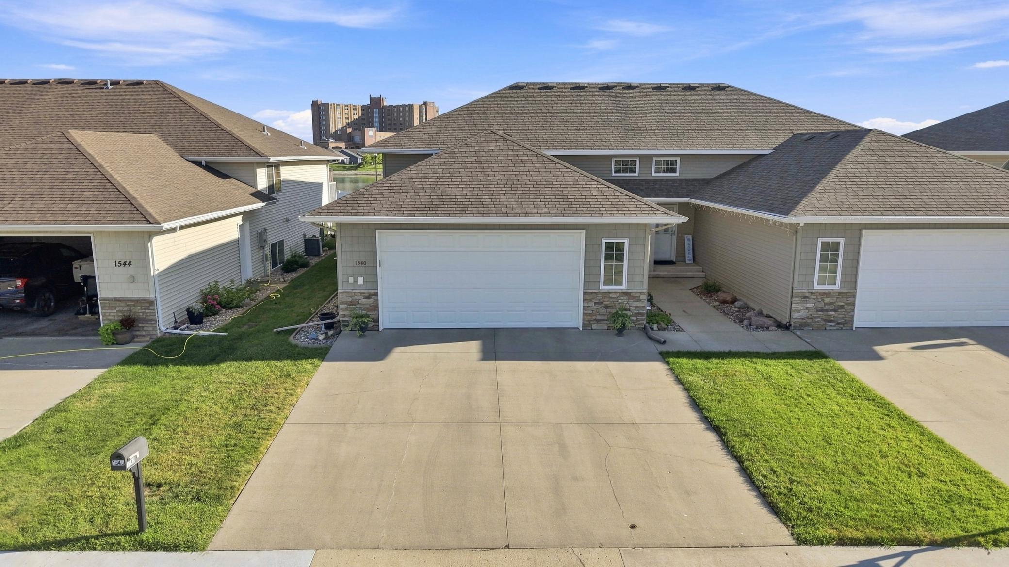 2007 twin home for sale at 1540 19th Avenue E in West Fargo, ND — 3 bed, 3 bath (photo 29 of 35)