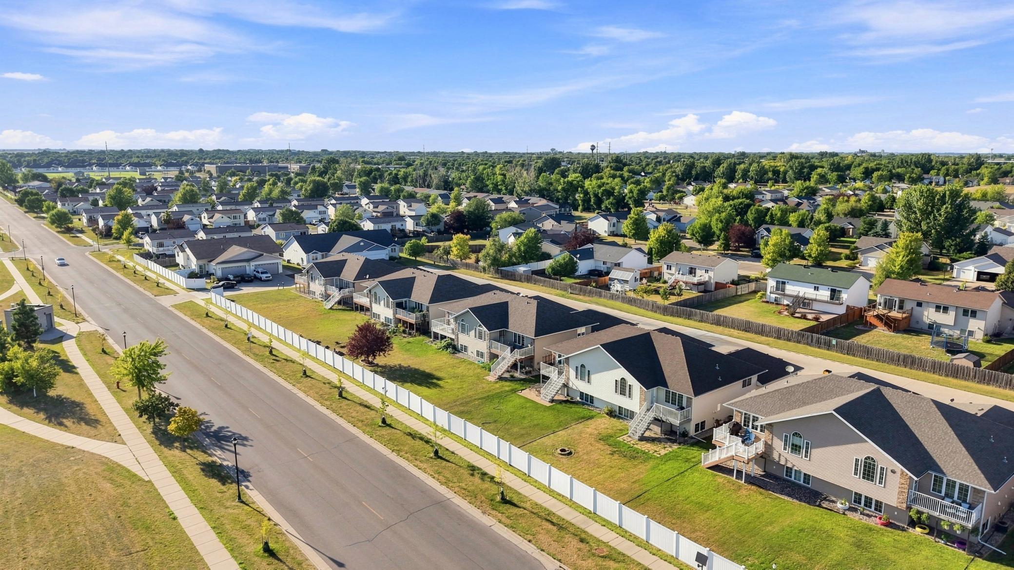 2007 twin home for sale at 1540 19th Avenue E in West Fargo, ND — 3 bed, 3 bath (photo 32 of 35)