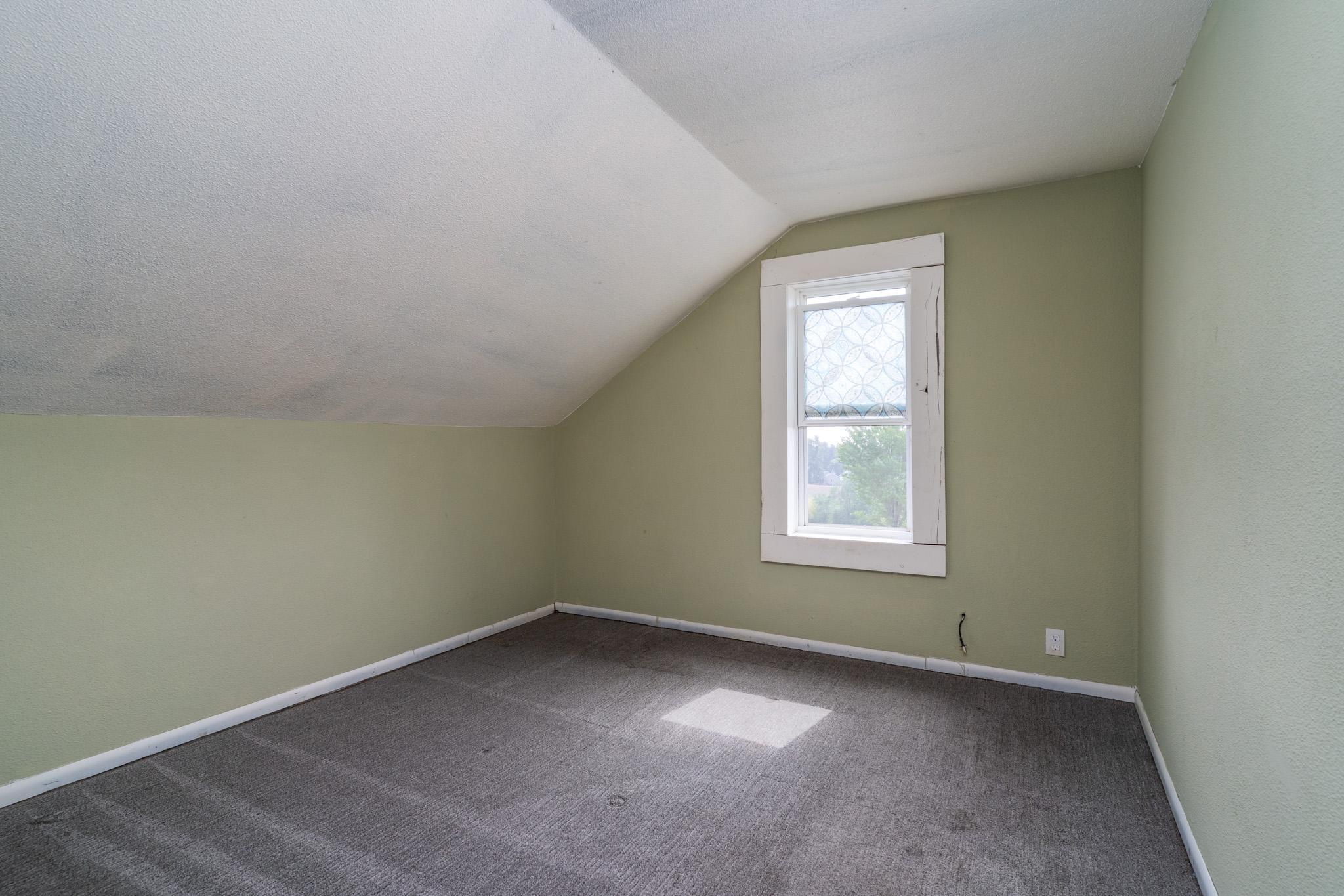 1910 single family home for sale at 512 6th Street W in Crookston, MN — 3 bed, 2 bath (photo 16 of 31)