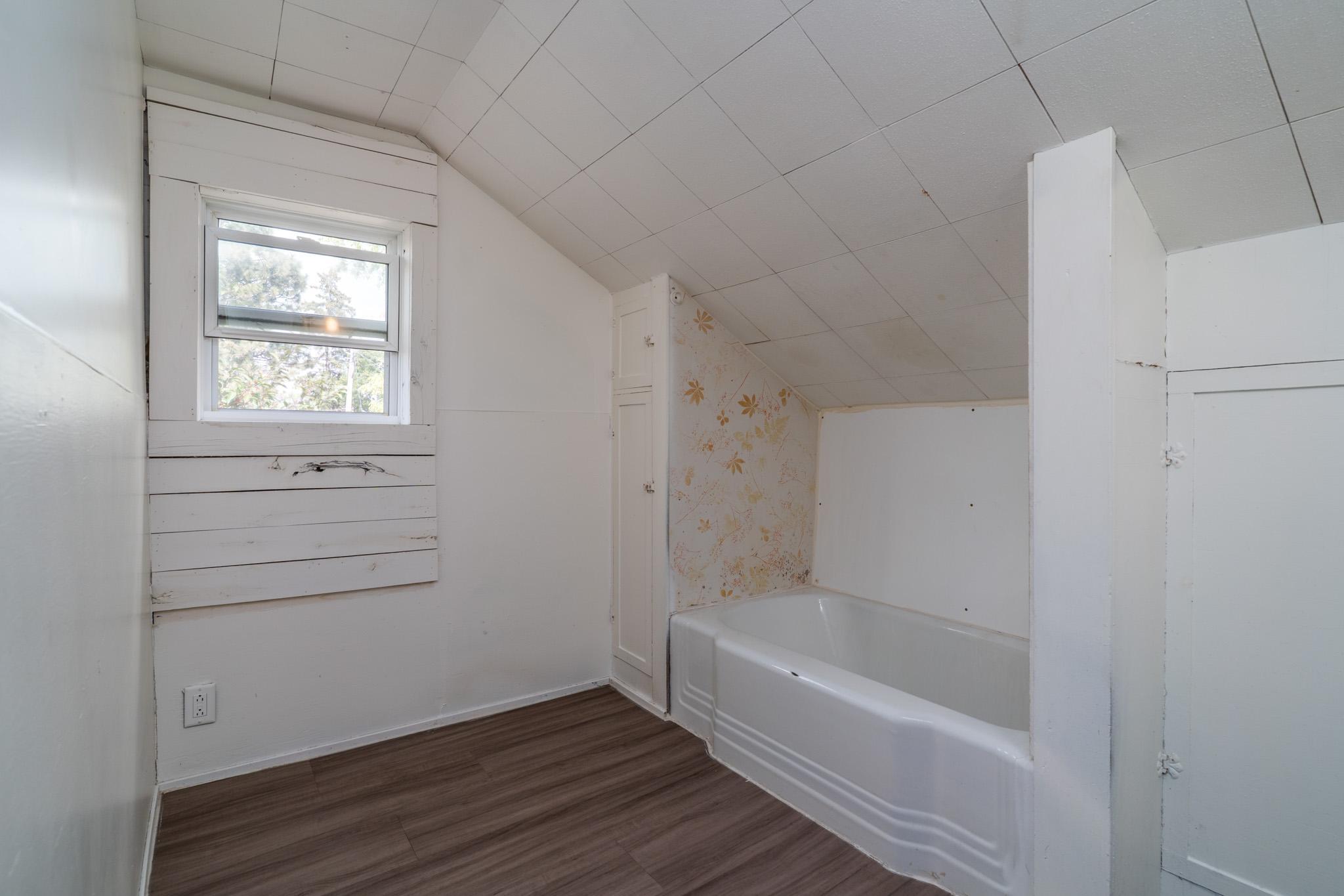 1910 single family home for sale at 512 6th Street W in Crookston, MN — 3 bed, 2 bath (photo 23 of 31)