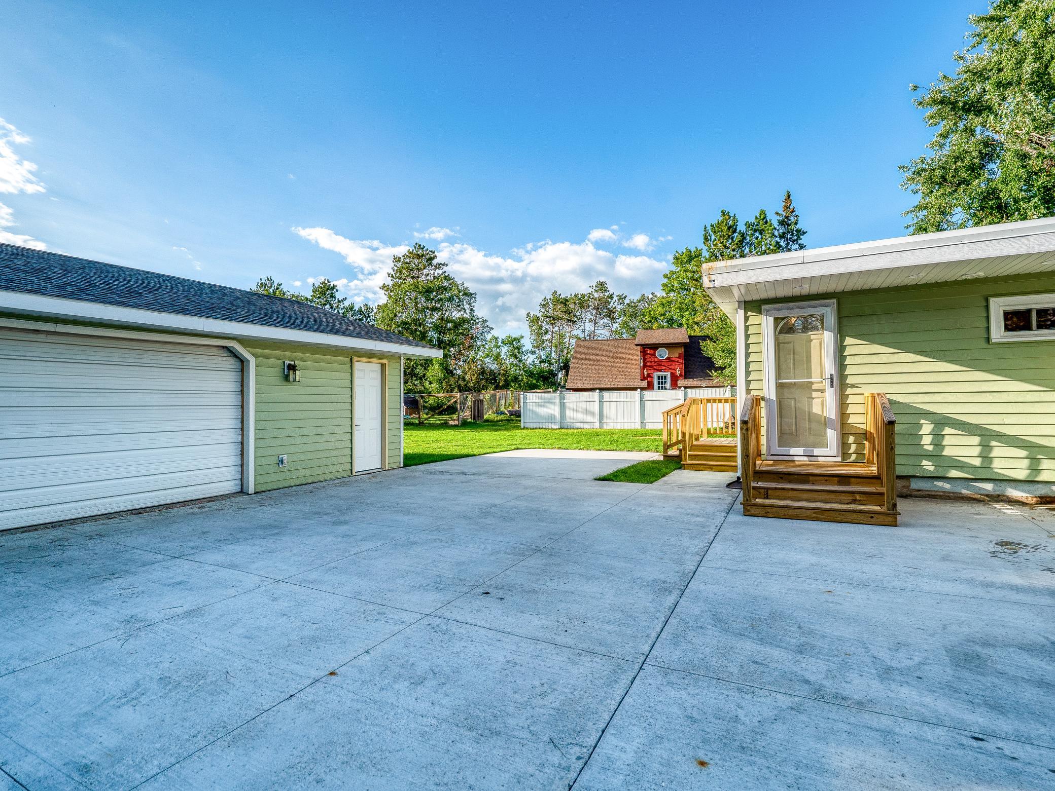 1940 single family home for sale at 2011 Norton Avenue NW in Bemidji, MN — 2 bed, 3 bath (photo 40 of 50)