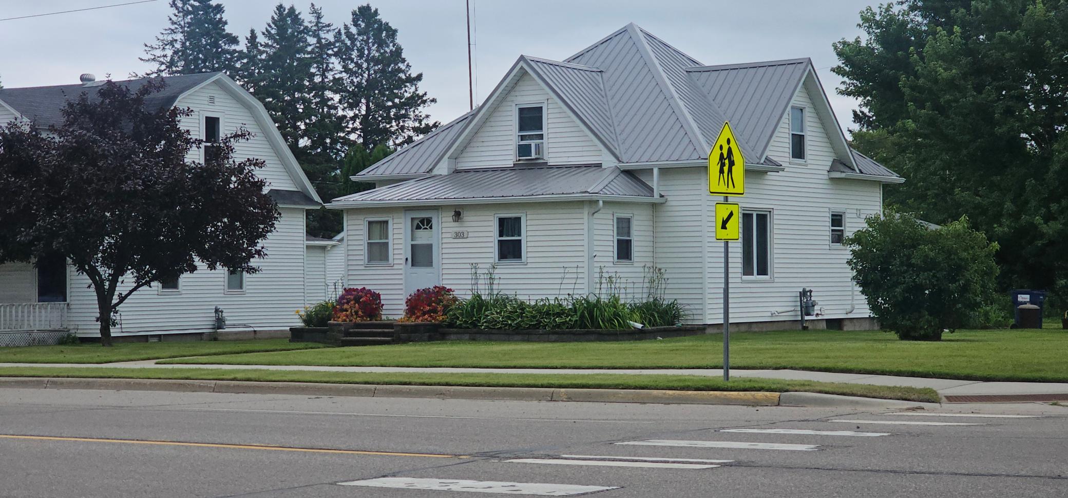 1918 single family home for sale at 303 Minnesota Avenue E in Sebeka, MN — 2 bed, 1 bath (photo 2 of 27)