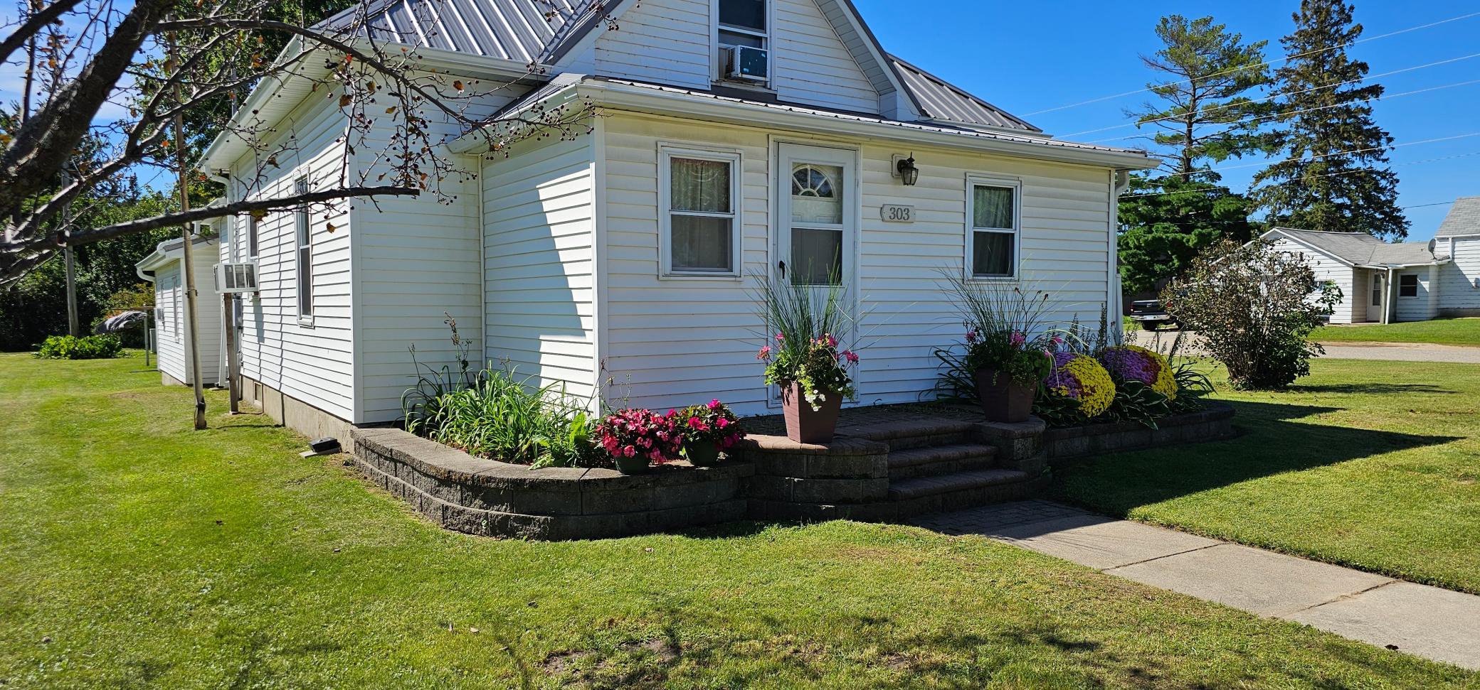 1918 single family home for sale at 303 Minnesota Avenue E in Sebeka, MN — 2 bed, 1 bath (photo 3 of 27)