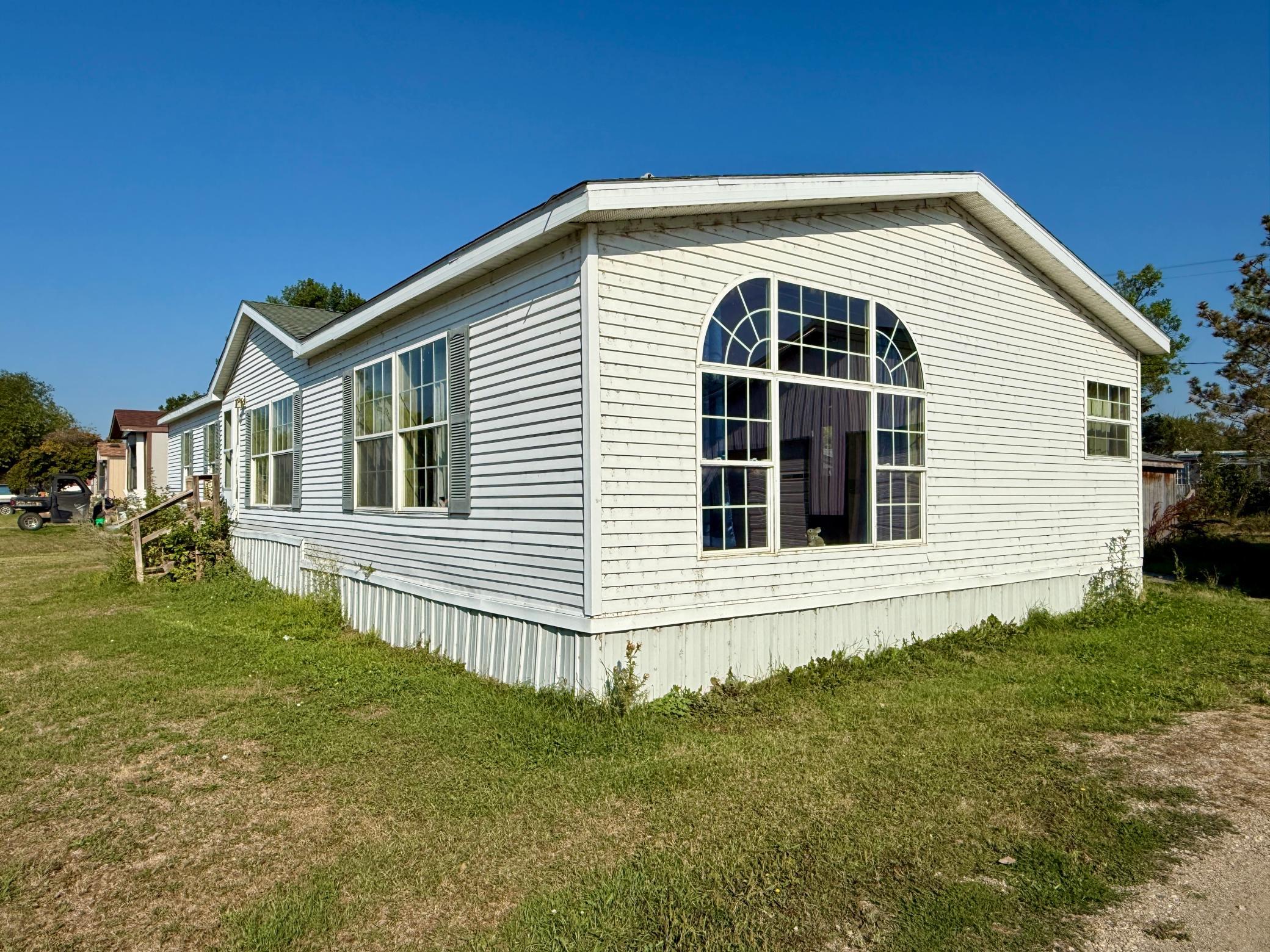 2001 single family home for sale at 1226 9th Street SW in Valley City, ND — 3 bed, 2 bath (photo 2 of 24)