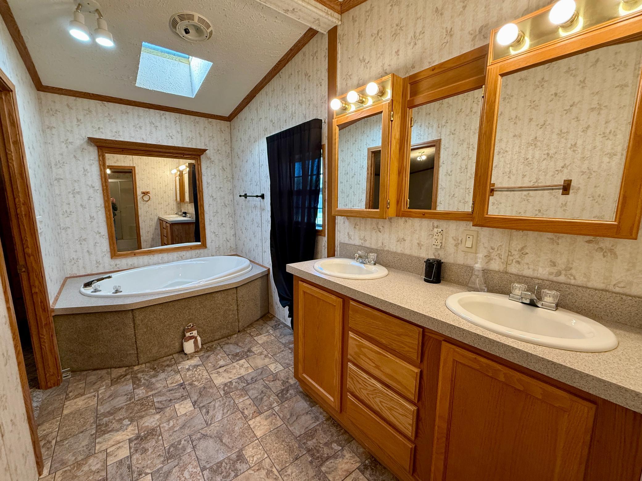 2001 single family home for sale at 1226 9th Street SW in Valley City, ND — 3 bed, 2 bath (photo 17 of 24)