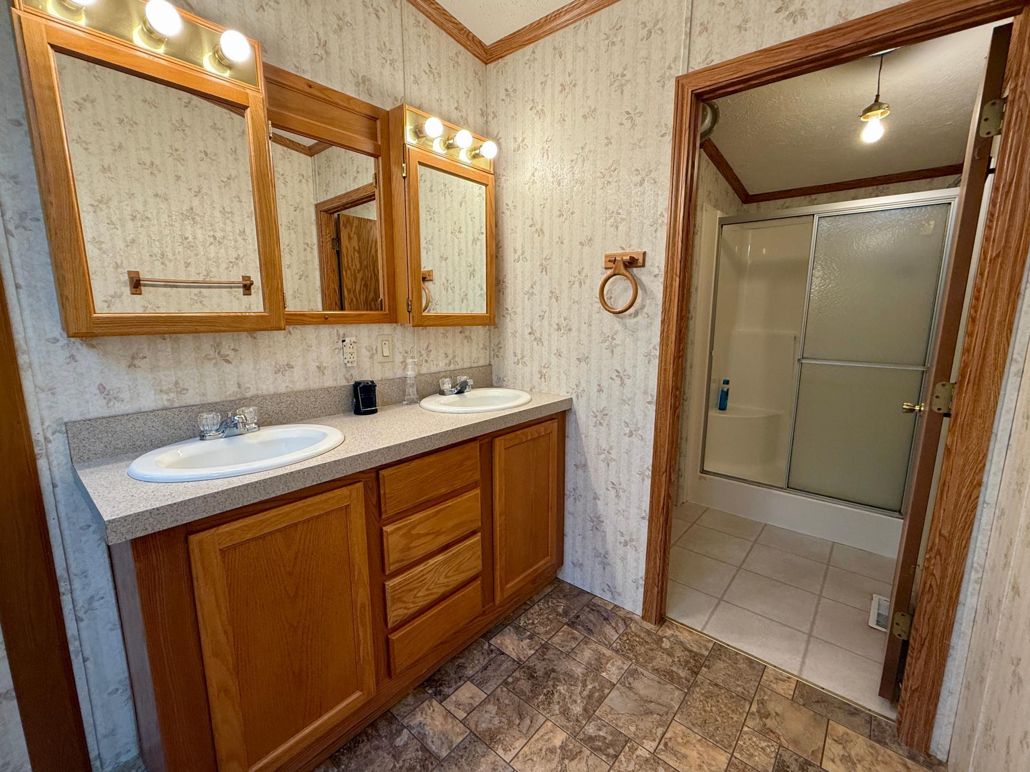 2001 single family home for sale at 1226 9th Street SW in Valley City, ND — 3 bed, 2 bath (photo 18 of 24)