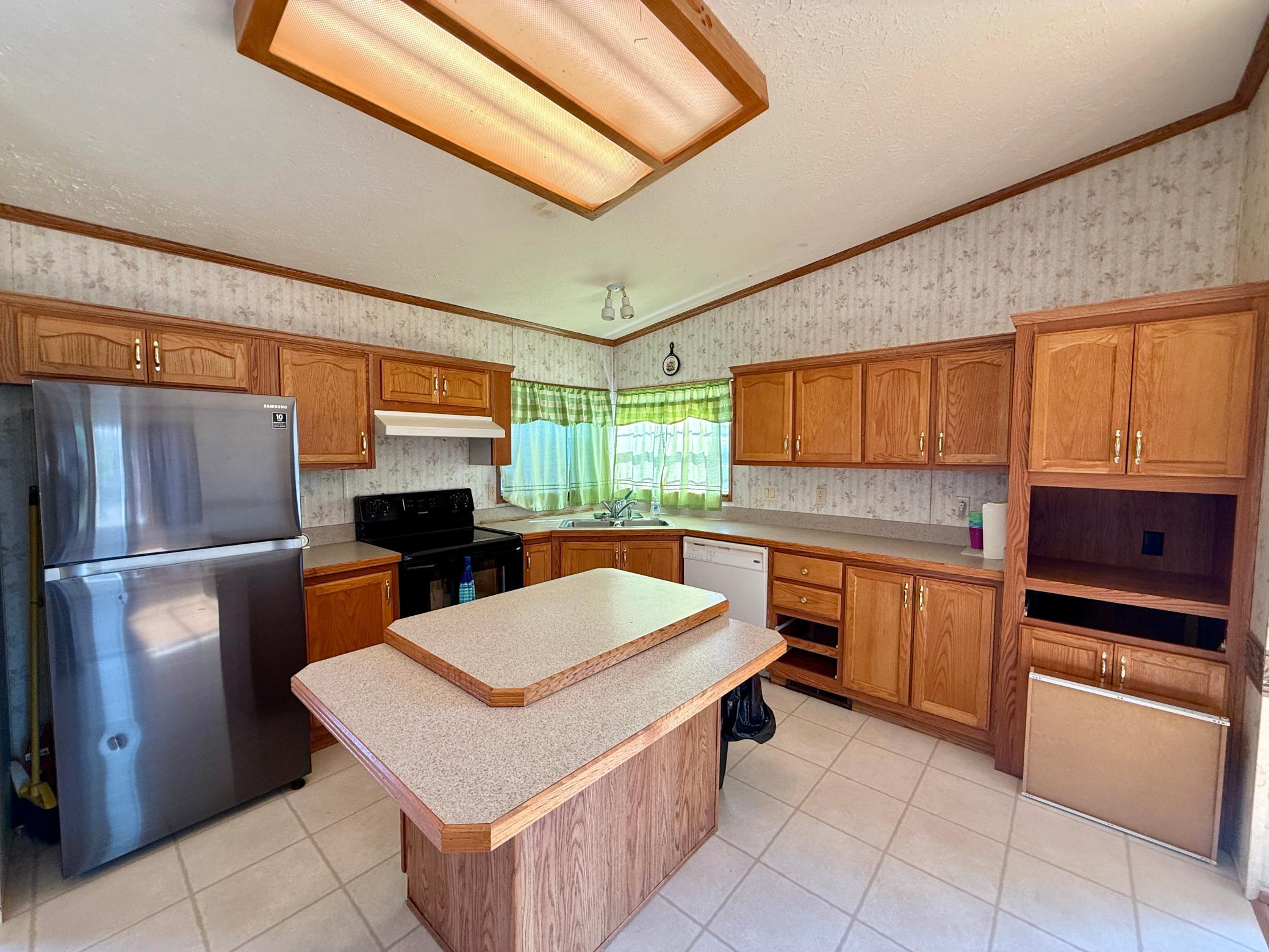 2001 single family home for sale at 1226 9th Street SW in Valley City, ND — 3 bed, 2 bath (photo 5 of 24)