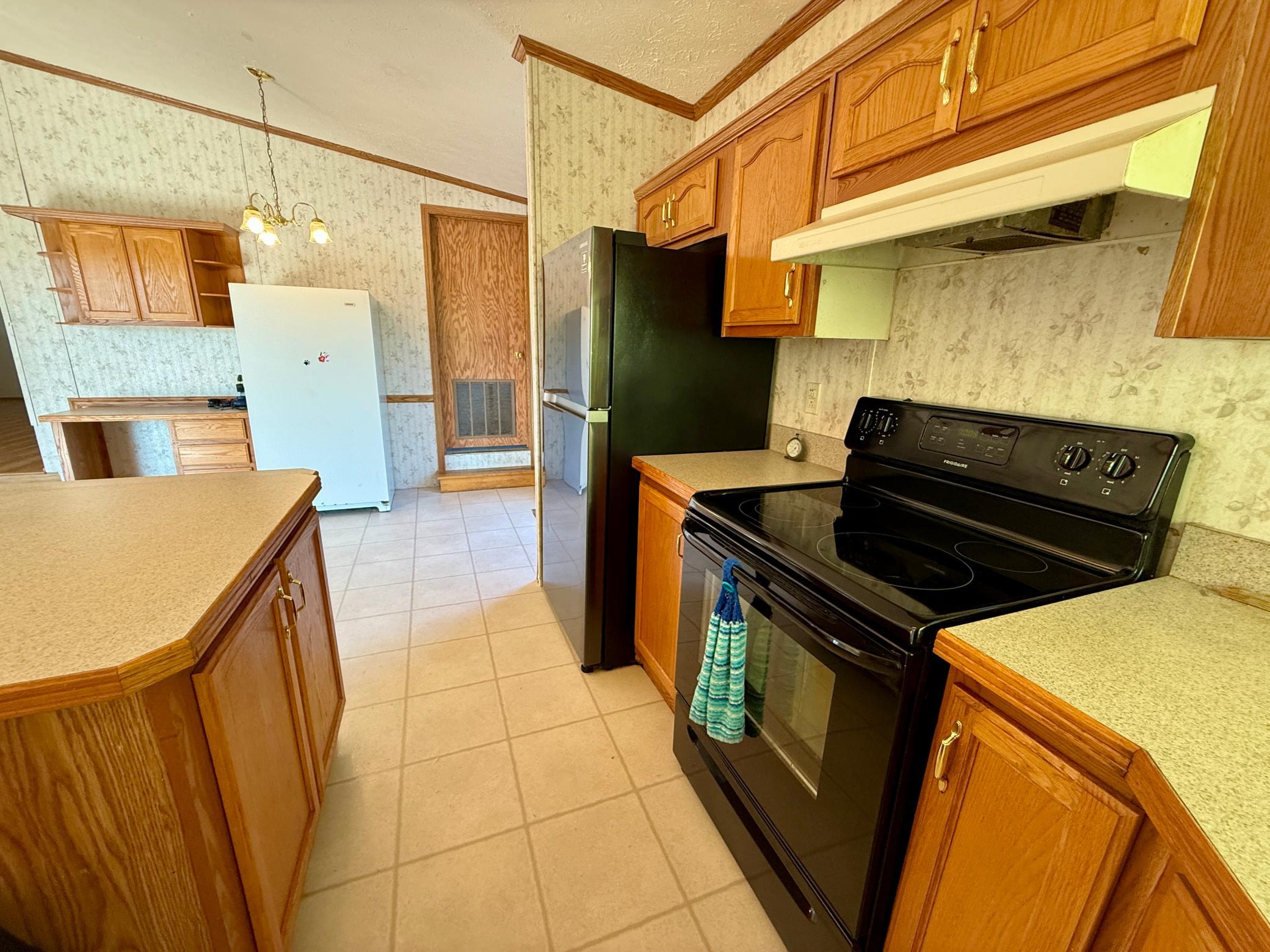2001 single family home for sale at 1226 9th Street SW in Valley City, ND — 3 bed, 2 bath (photo 6 of 24)