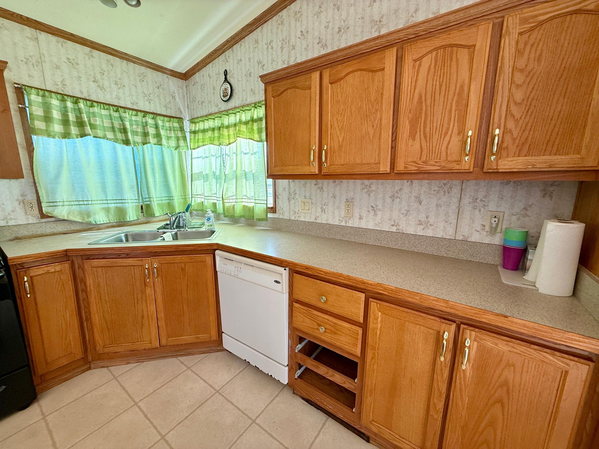 2001 single family home for sale at 1226 9th Street SW in Valley City, ND — 3 bed, 2 bath (photo 7 of 24)